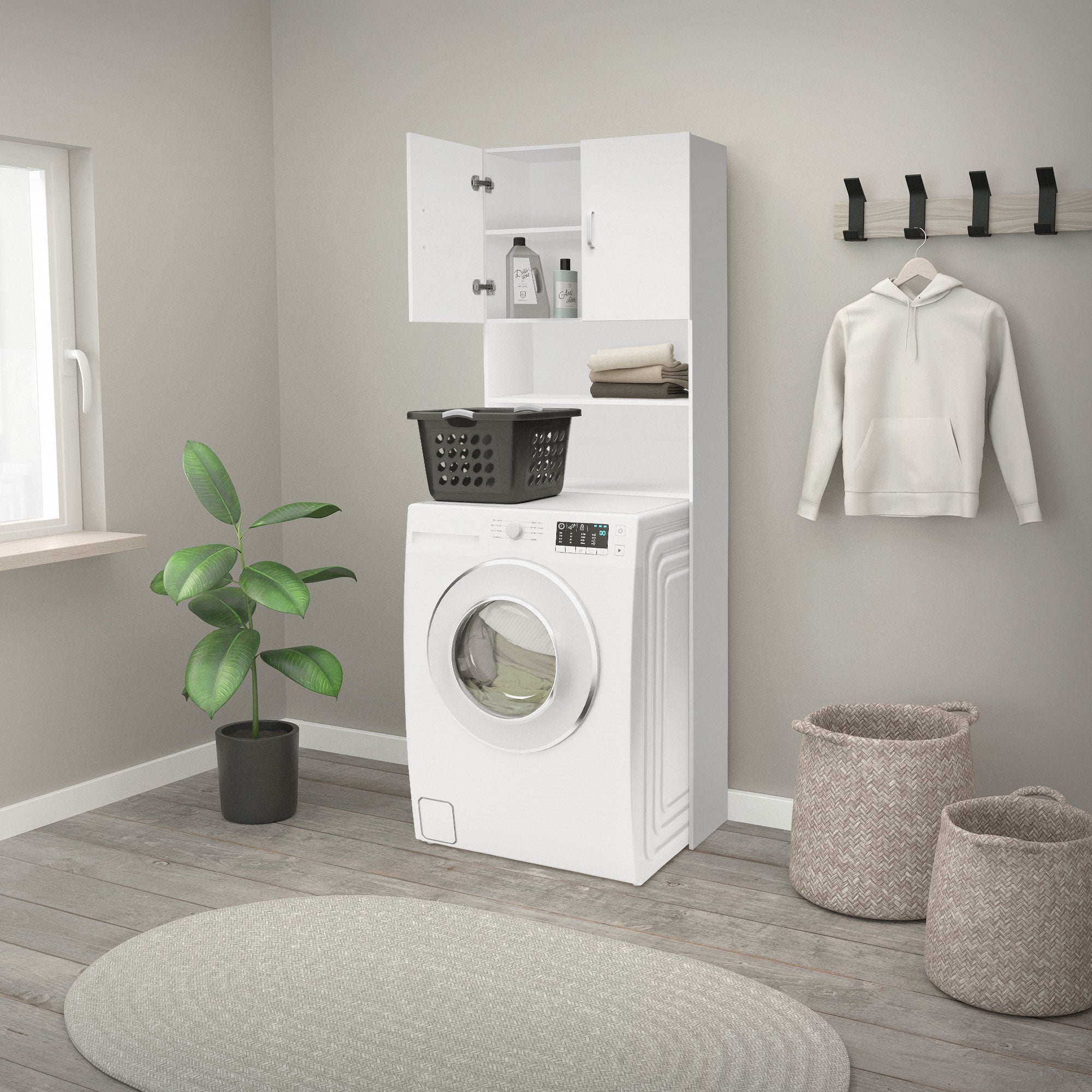 Waschmaschine in einem Raum mit Schrank und Pflanzen.