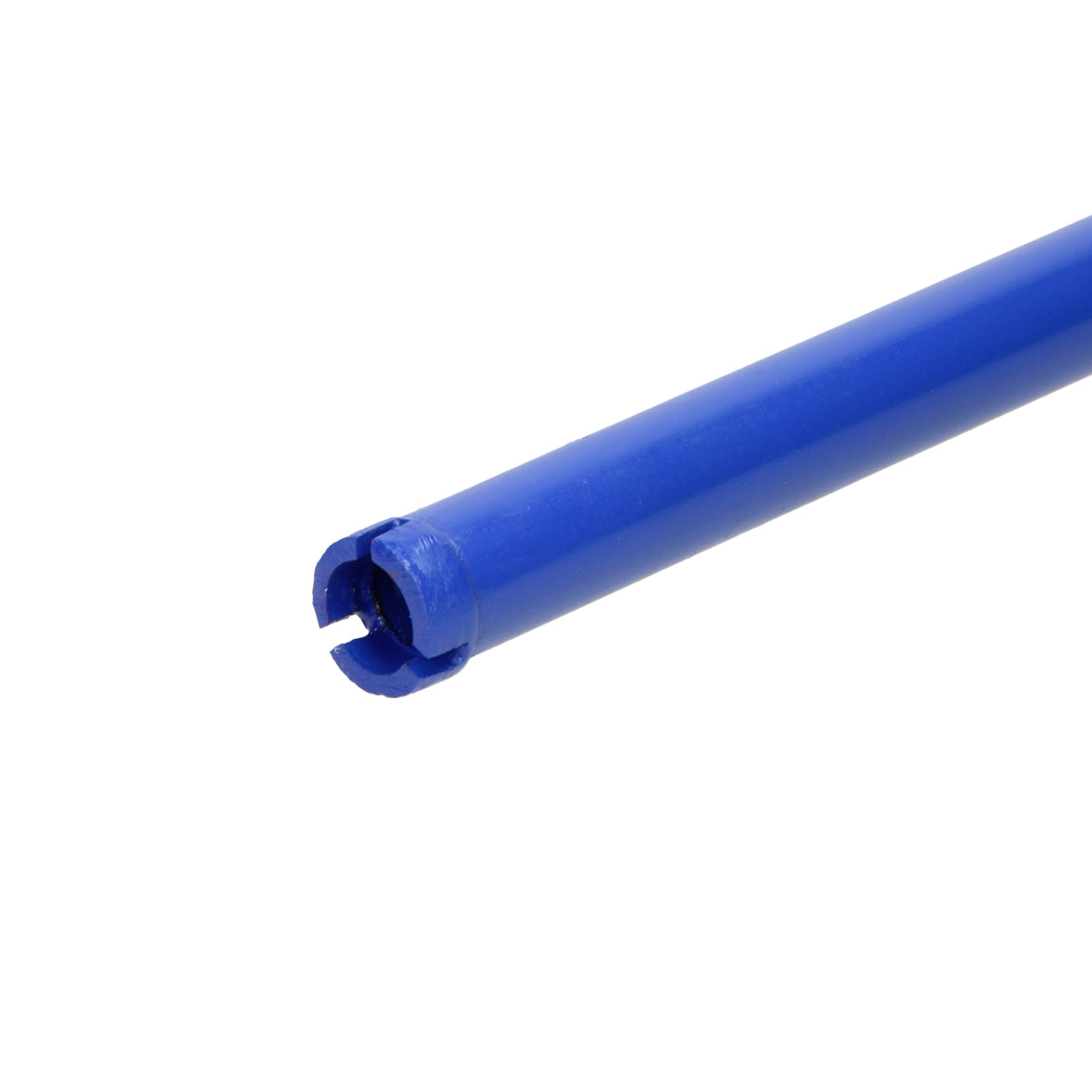 Nahaufnahme eines blauen Metallrohrs mit einer offenen Enden.