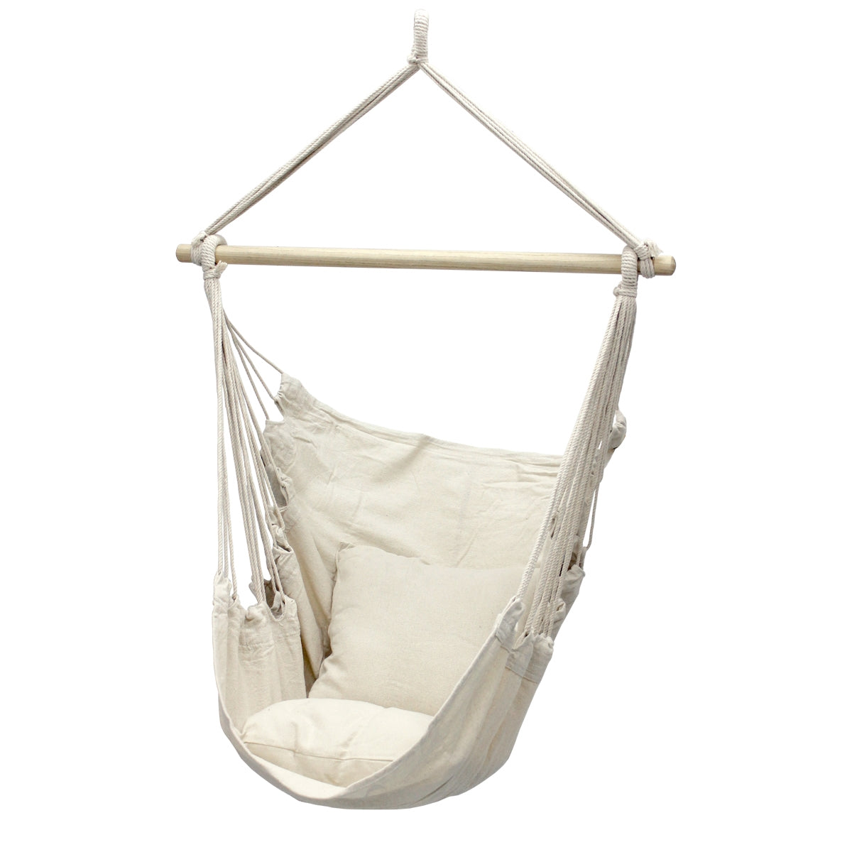 Hamac suspendu en tissu clair, accroché à une barre en bois.