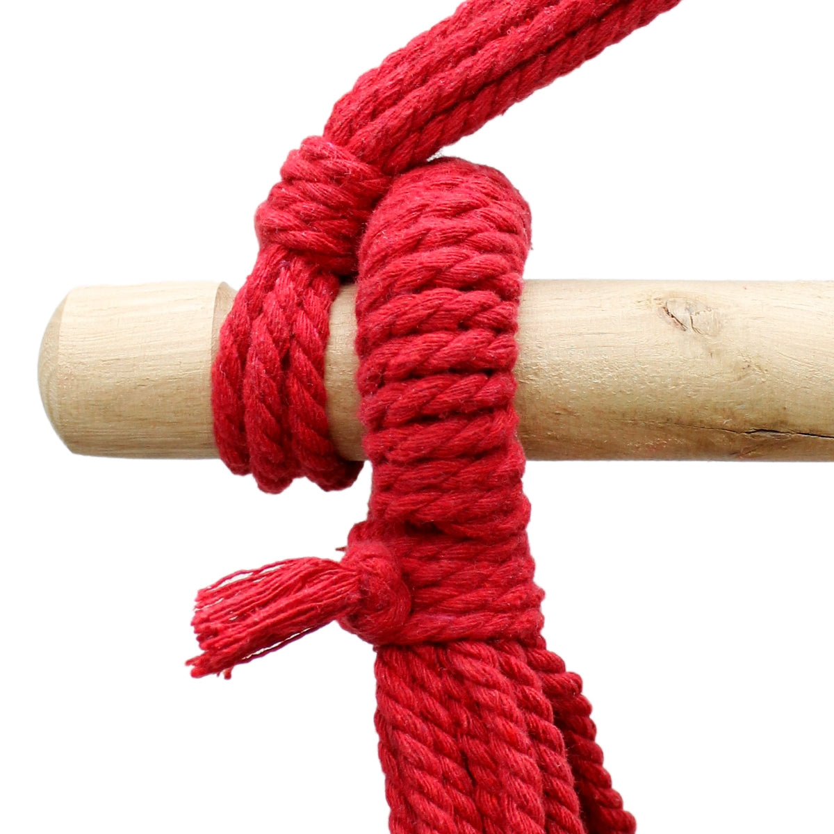 Roter Seil mit Knoten um einen Holzstab gewickelt.
