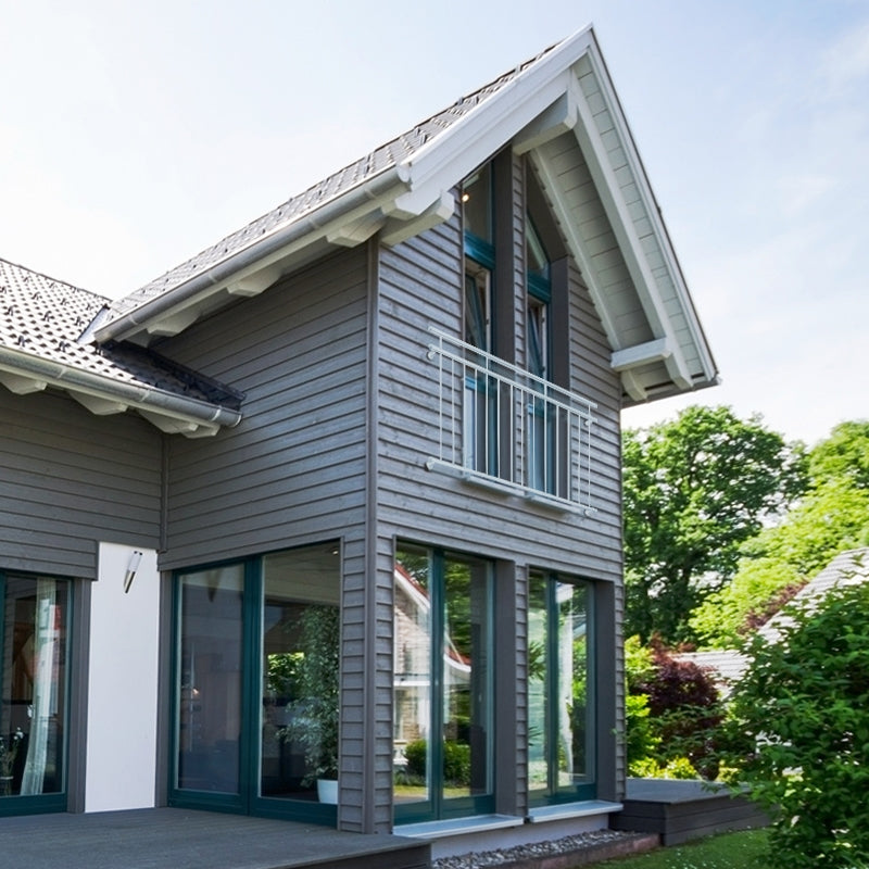 Moderne Hausansicht mit Holzverkleidung und großen Fenstern.