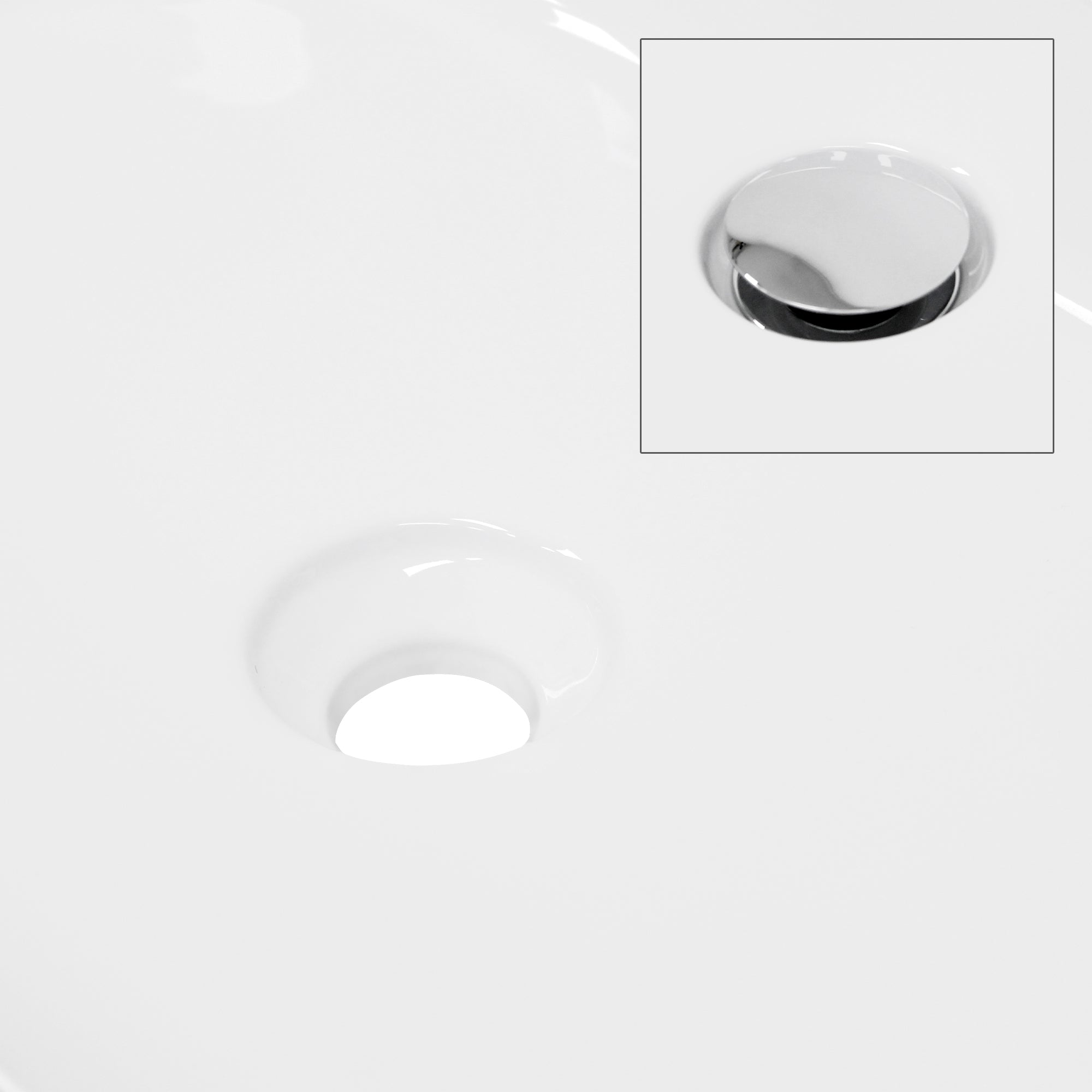 Gros plan de l'évacuation d'un lavabo blanc.