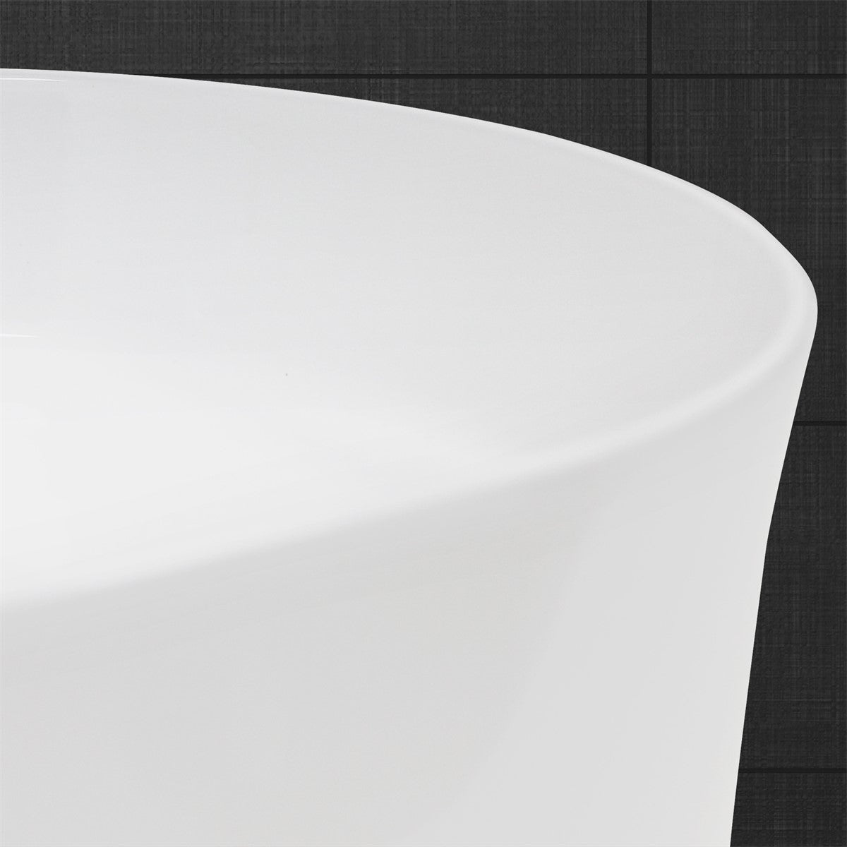 Nahaufnahme einer weißen Badewanne auf dunklem Hintergrund.