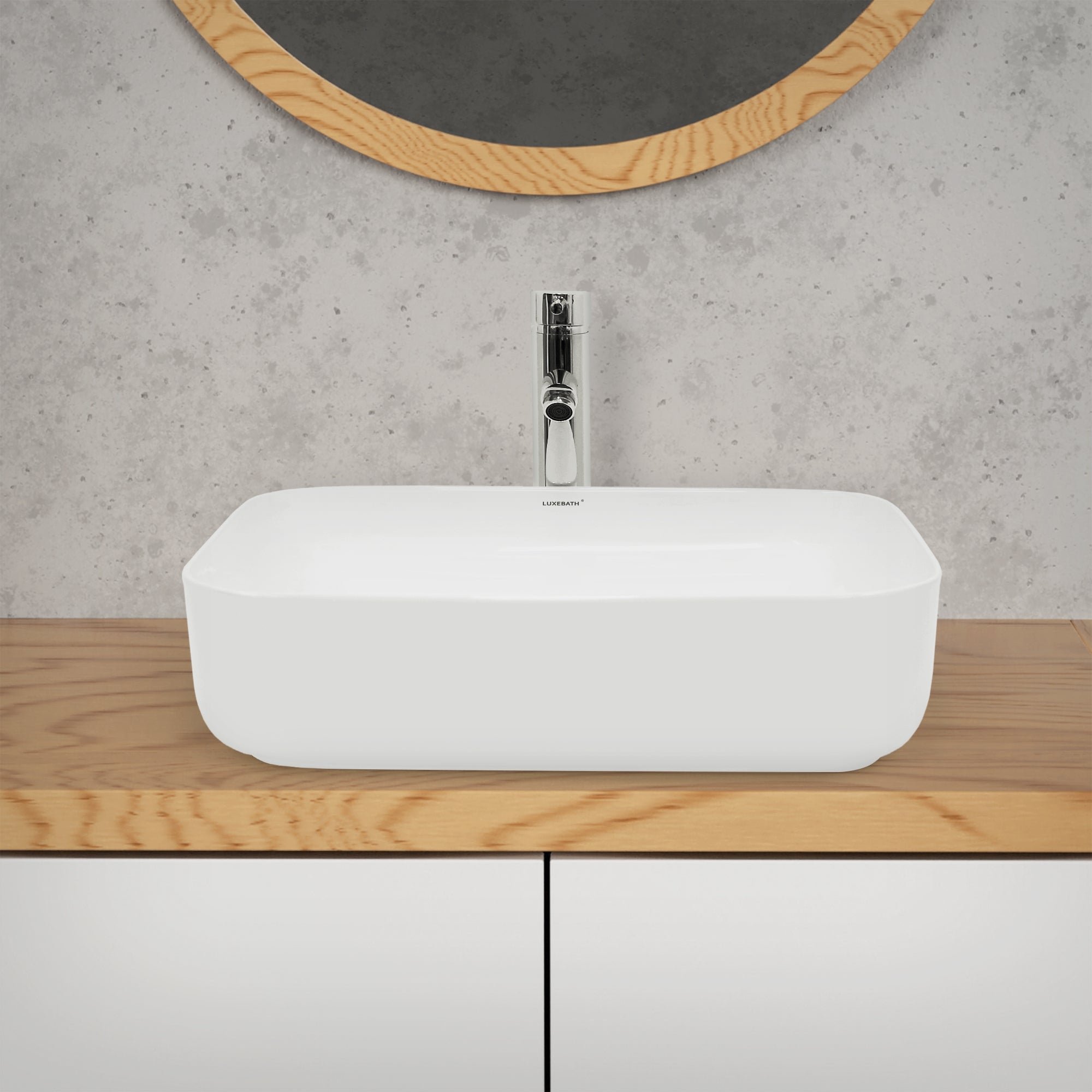 Évier rectangulaire blanc sur surface en bois.