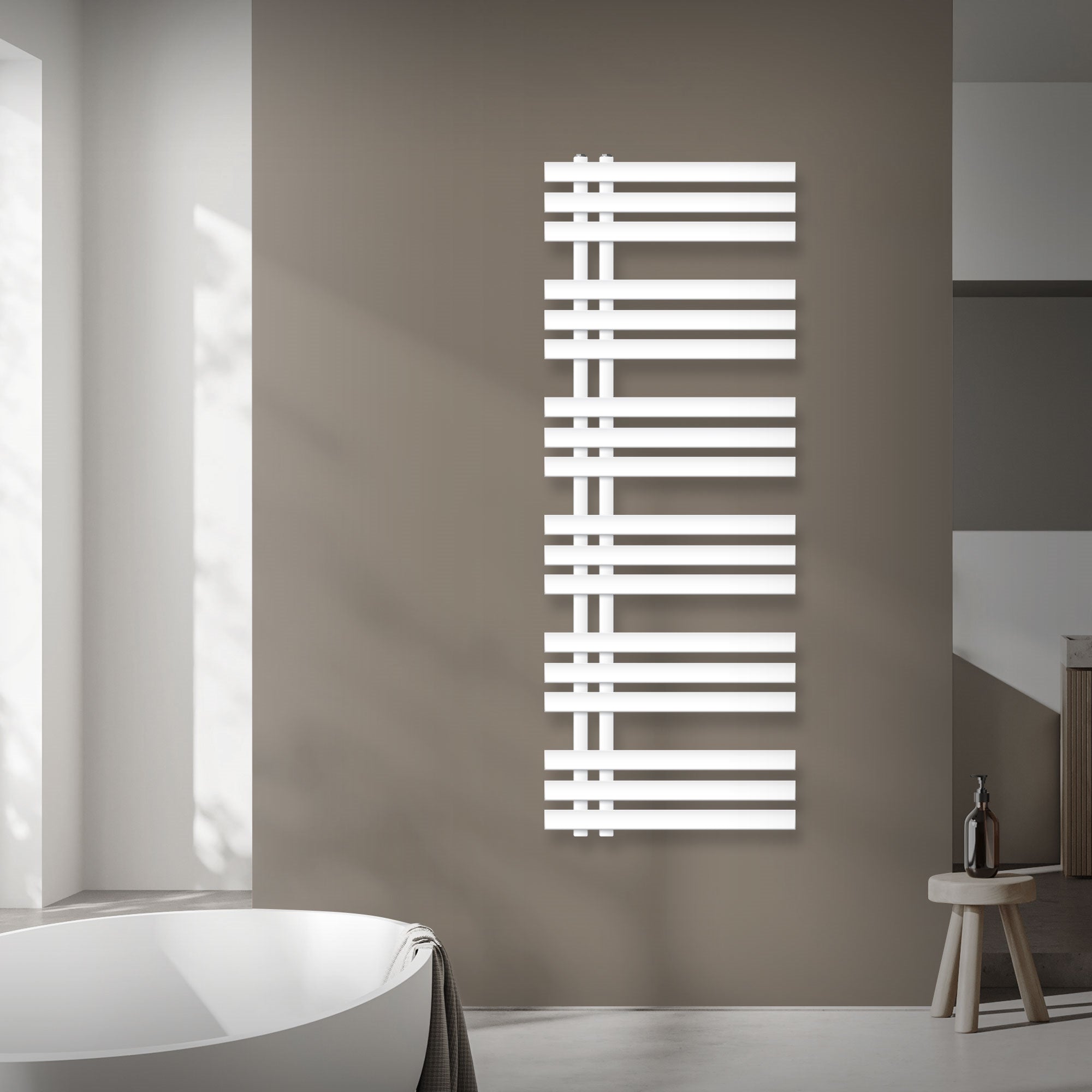 Weißer Handtuchheizkörper an einer Wand in einem modernen Badezimmer.