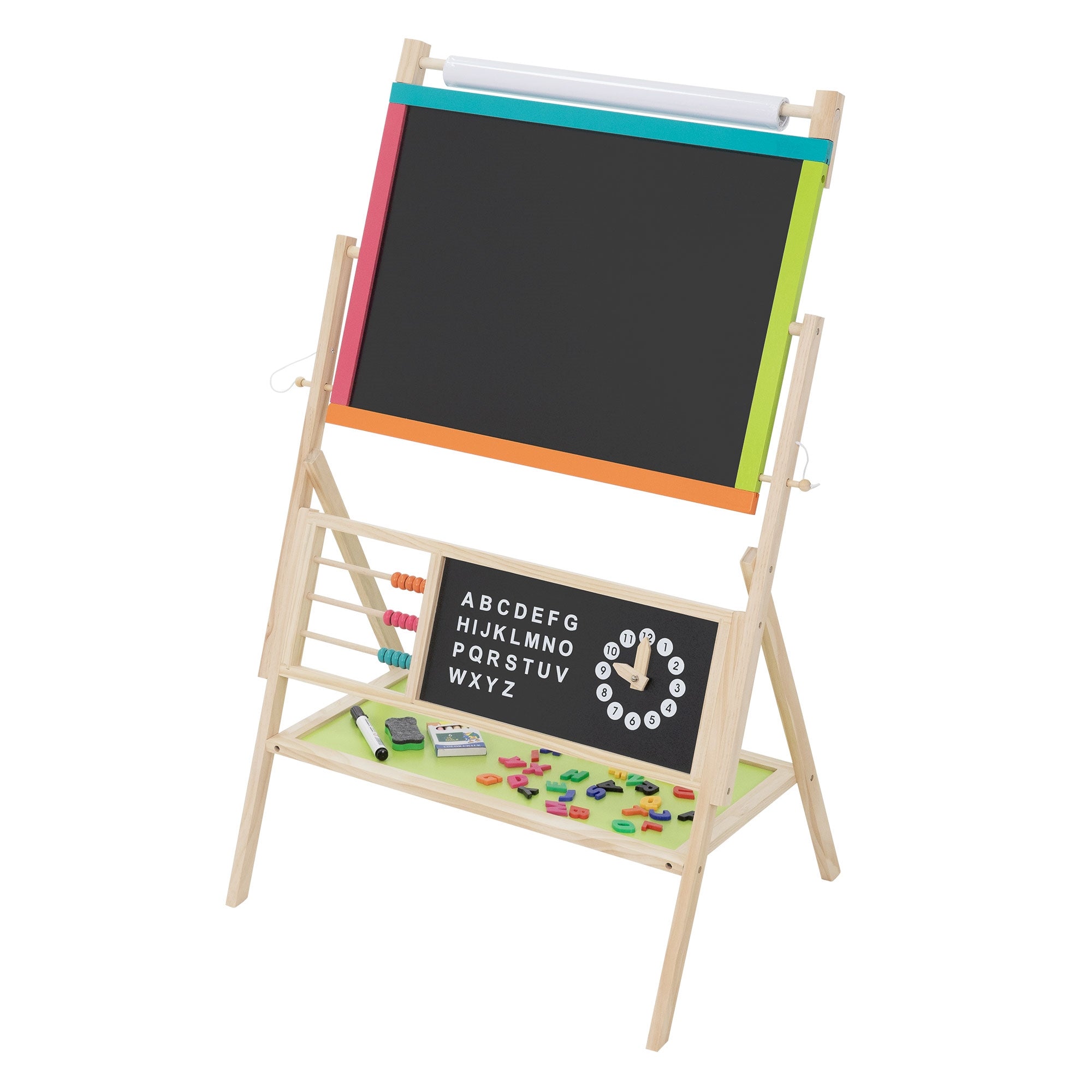 Un jouet en bois avec un tableau, des lettres et des chiffres. Des crayons et des jouets dans la partie inférieure.