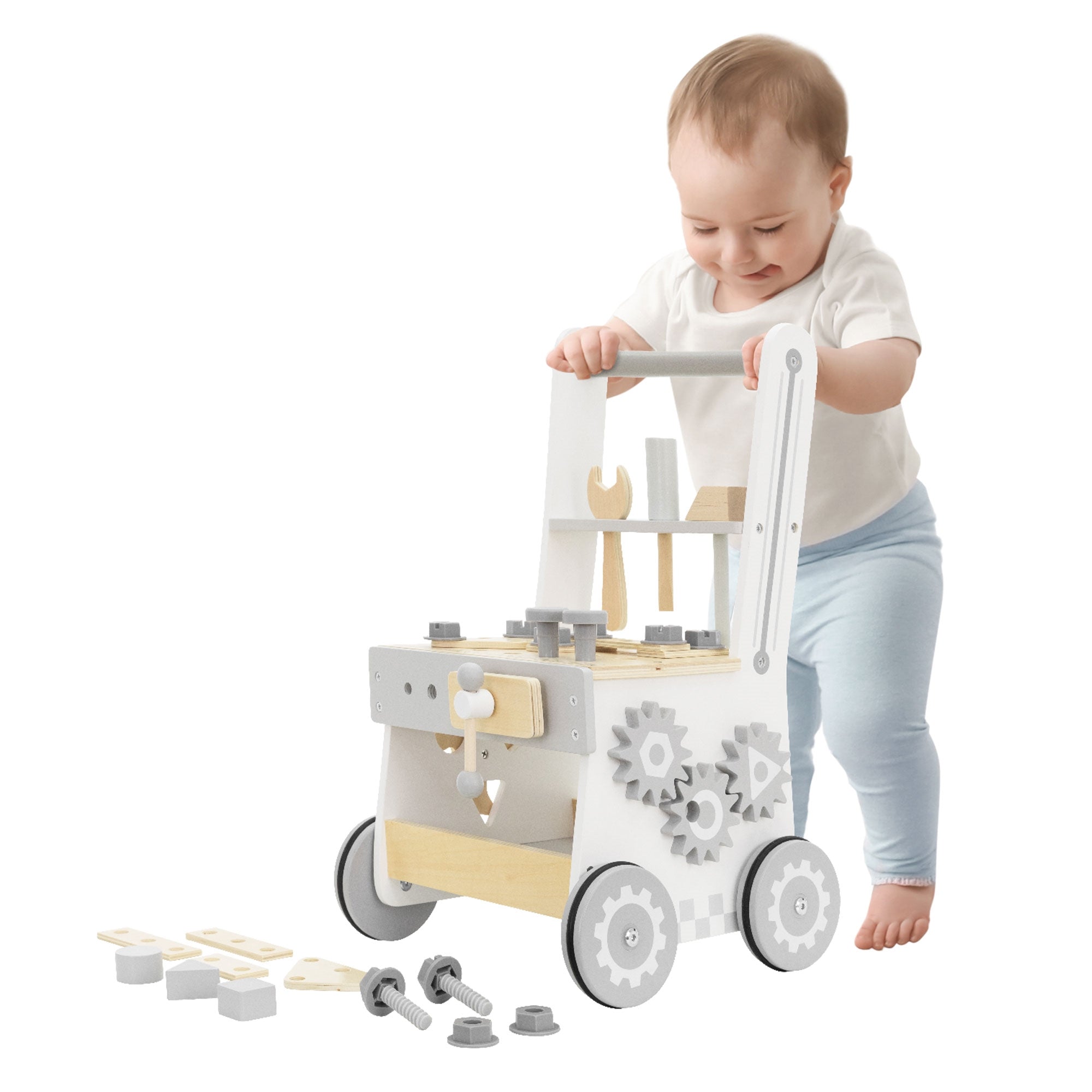 Ein Kleinkind spielt mit einem Holzspielzeugwagen und Bauklötzen.