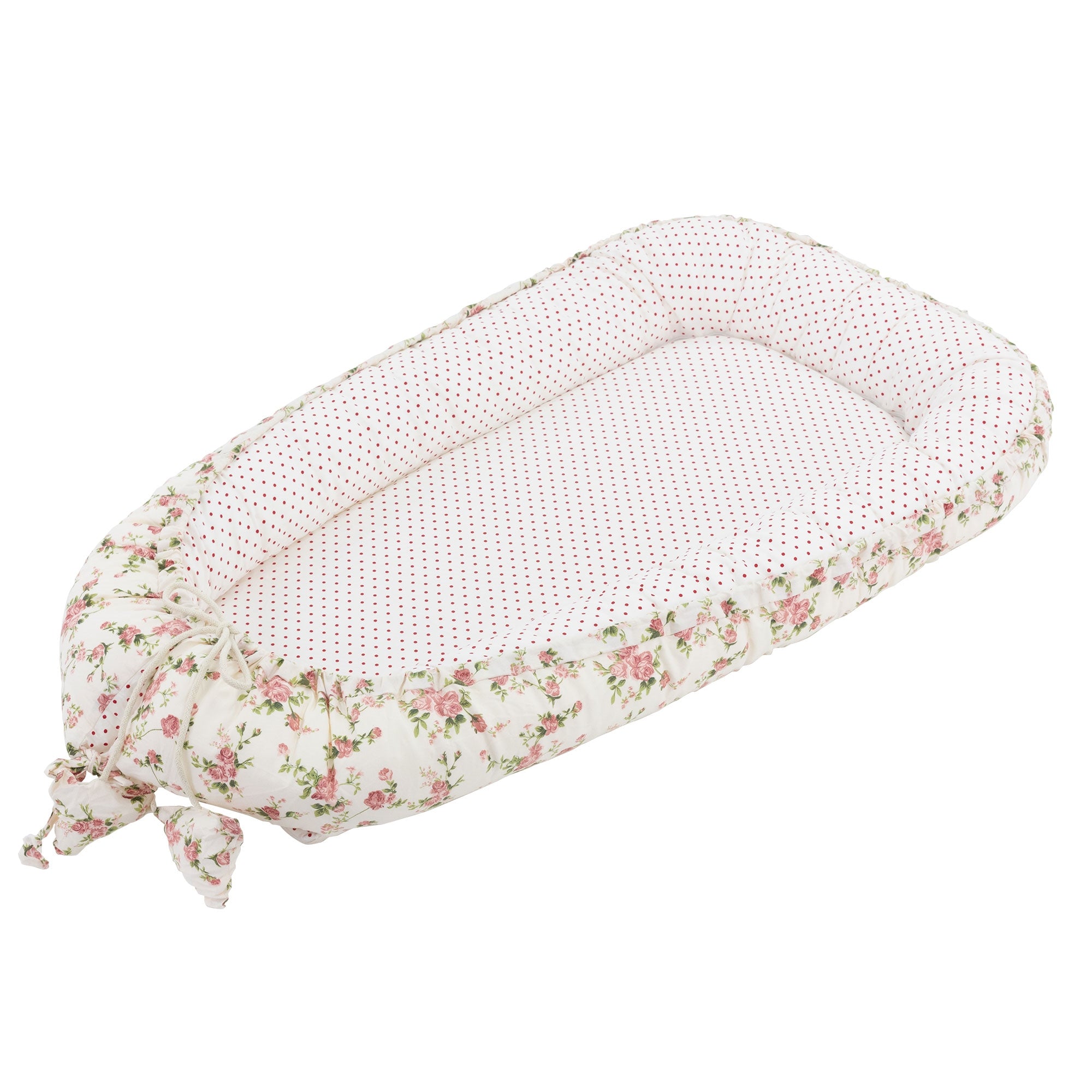 Coussin rond avec des motifs floraux sur fond blanc.