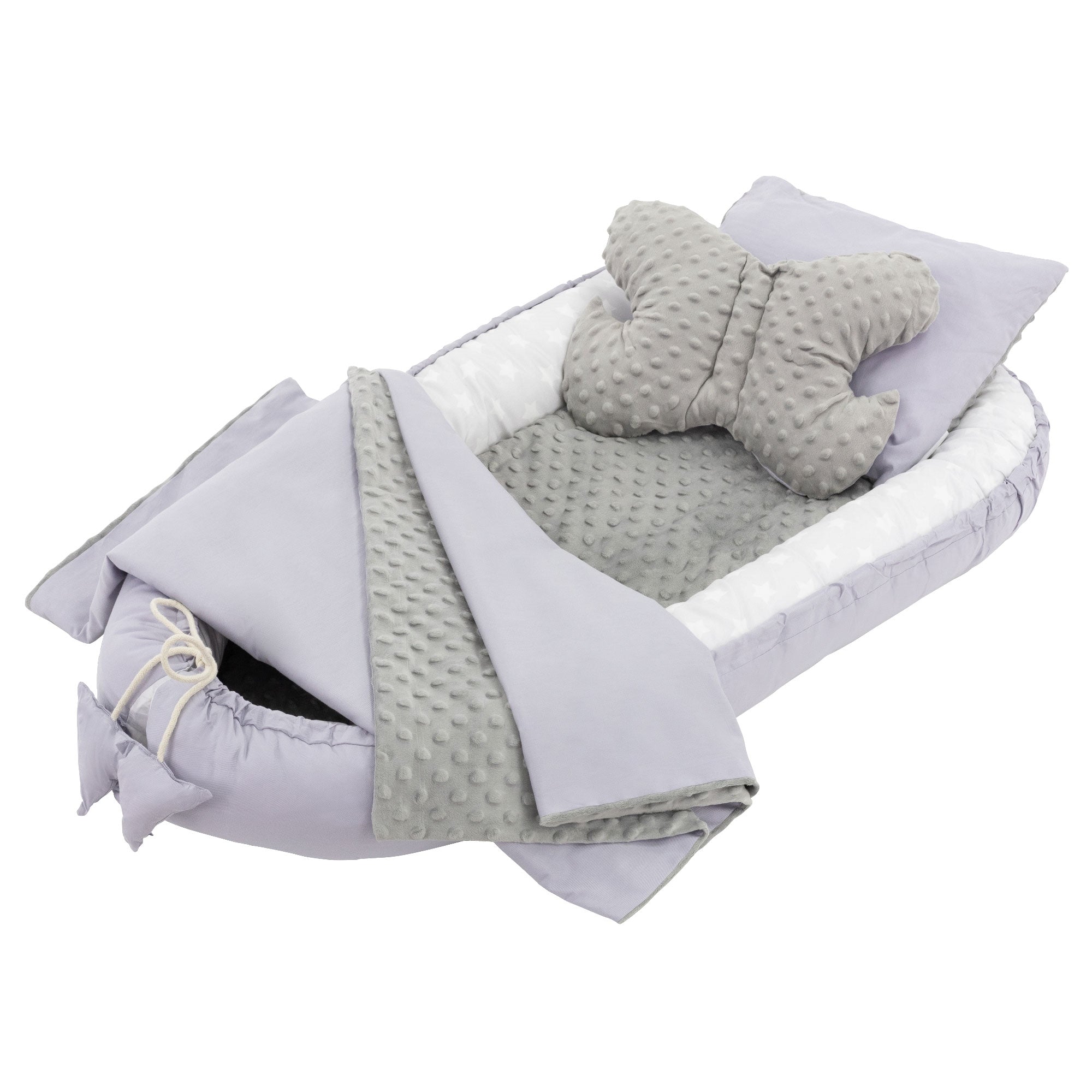 Ensemble de literie en gris avec coussin et couverture sur un fond blanc.