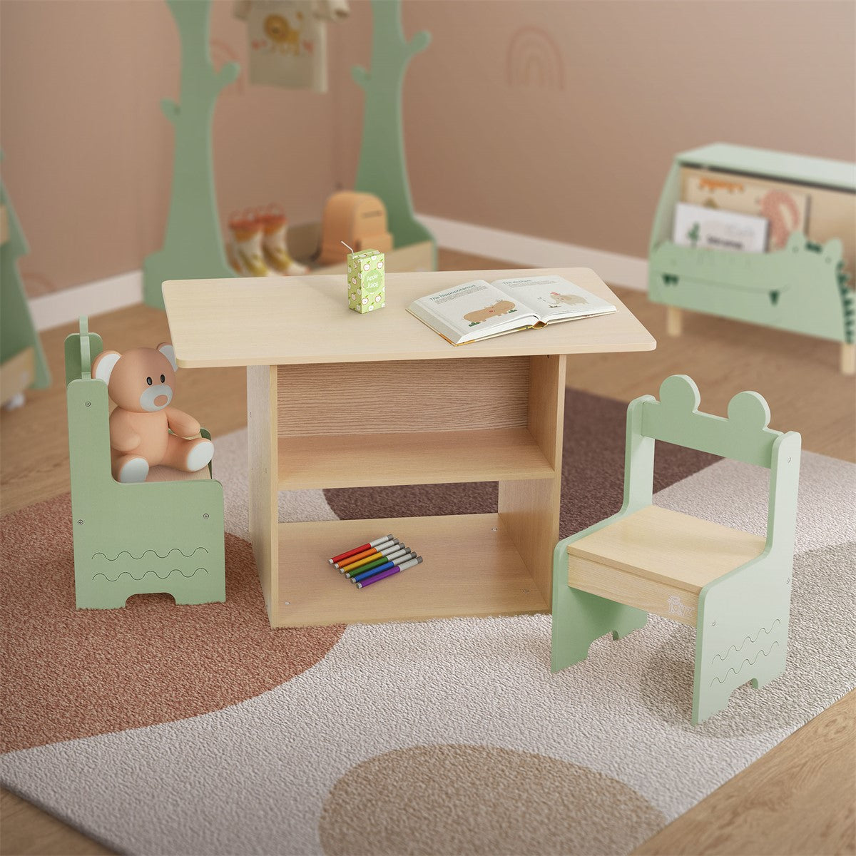 Ein Kinderzimmer mit einem Tisch, zwei Stühlen und Spielzeug auf einem Teppich.