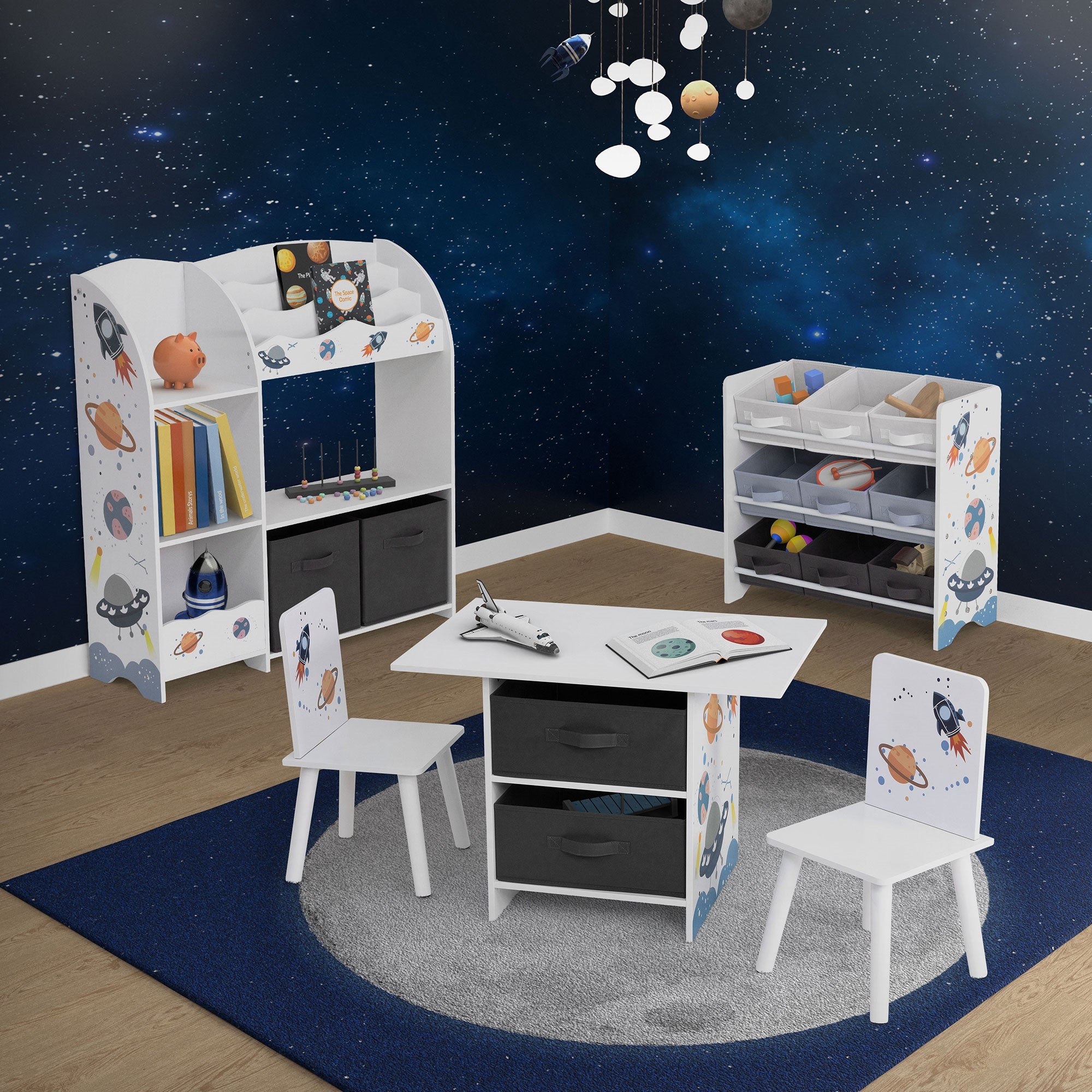 Kinderzimmer mit Tisch, Stühlen und Regalen vor einem Sternenhimmel.