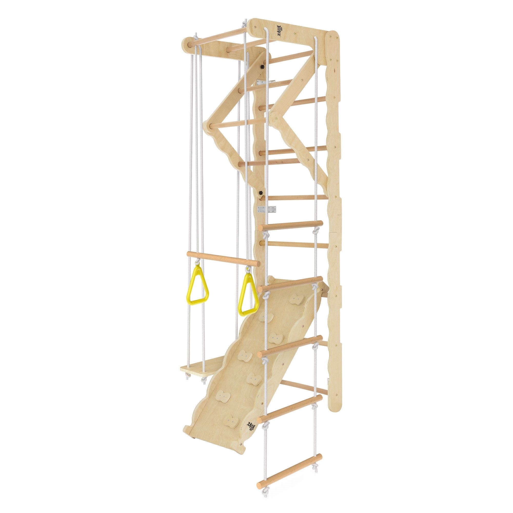 Structure de jeu en bois avec éléments d'escalade et balançoires.