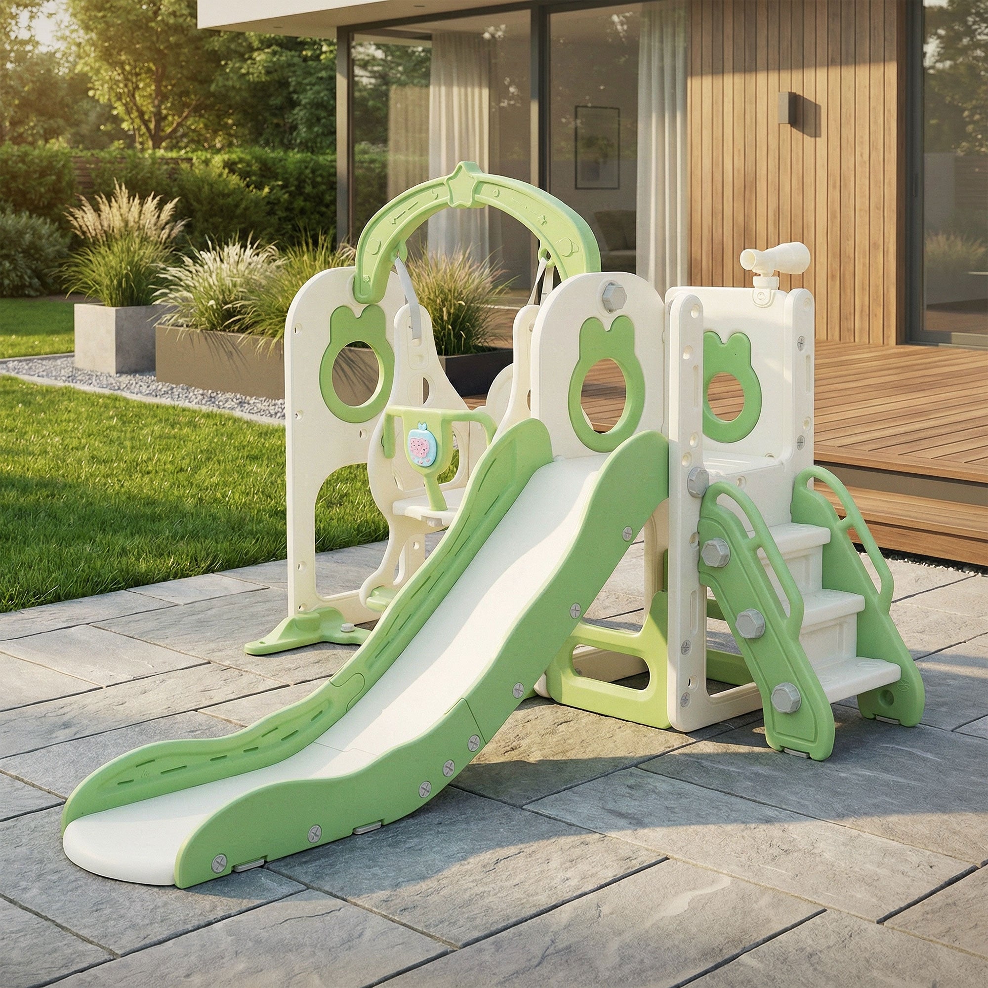 Spielgerät im Garten mit Rutsche, Kletterelementen und Basketballkorb.
