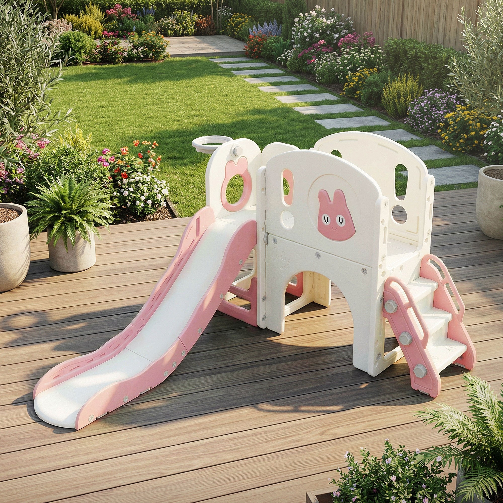 Kinderspielgerät im Freien mit Rutsche und Treppe auf einem Holzdeck.