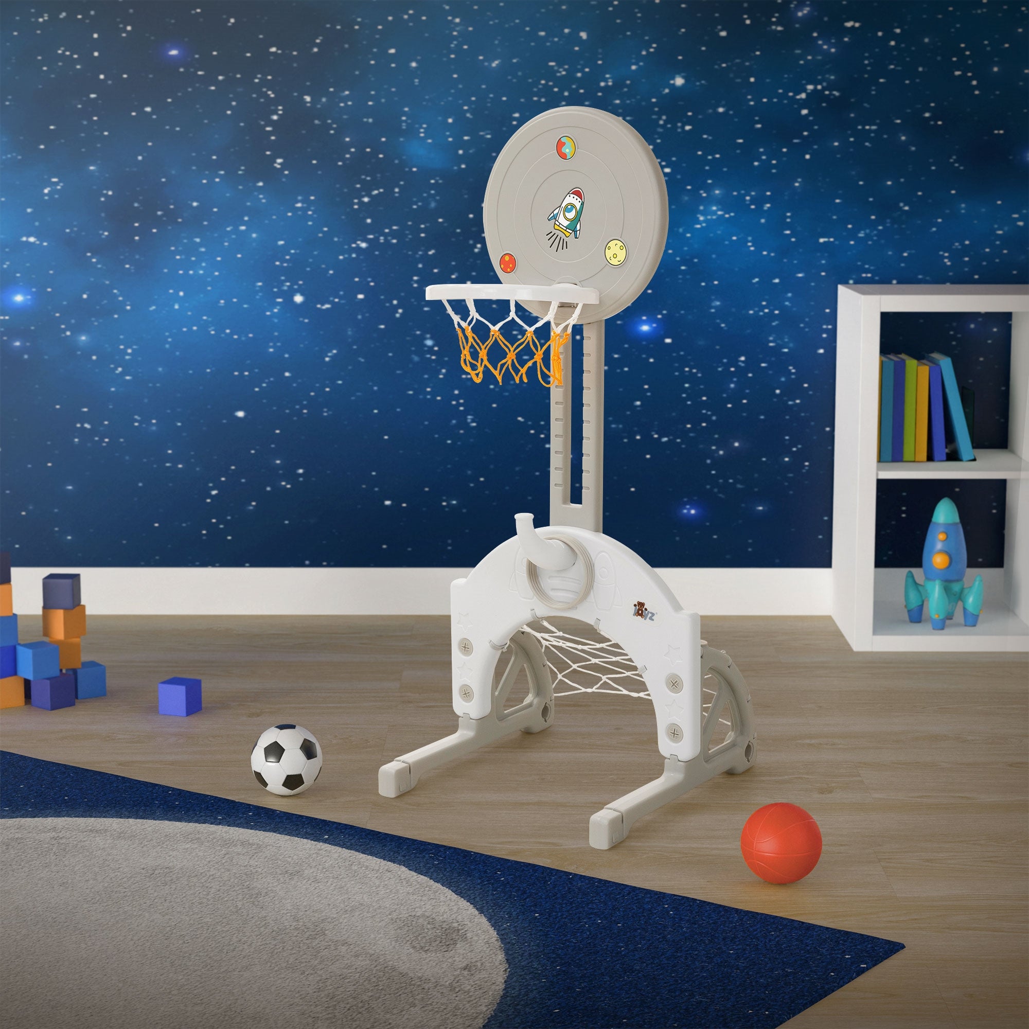 Ein Basketballkorb mit einem blauen Hintergrund und Spielzeugbällen auf dem Boden.