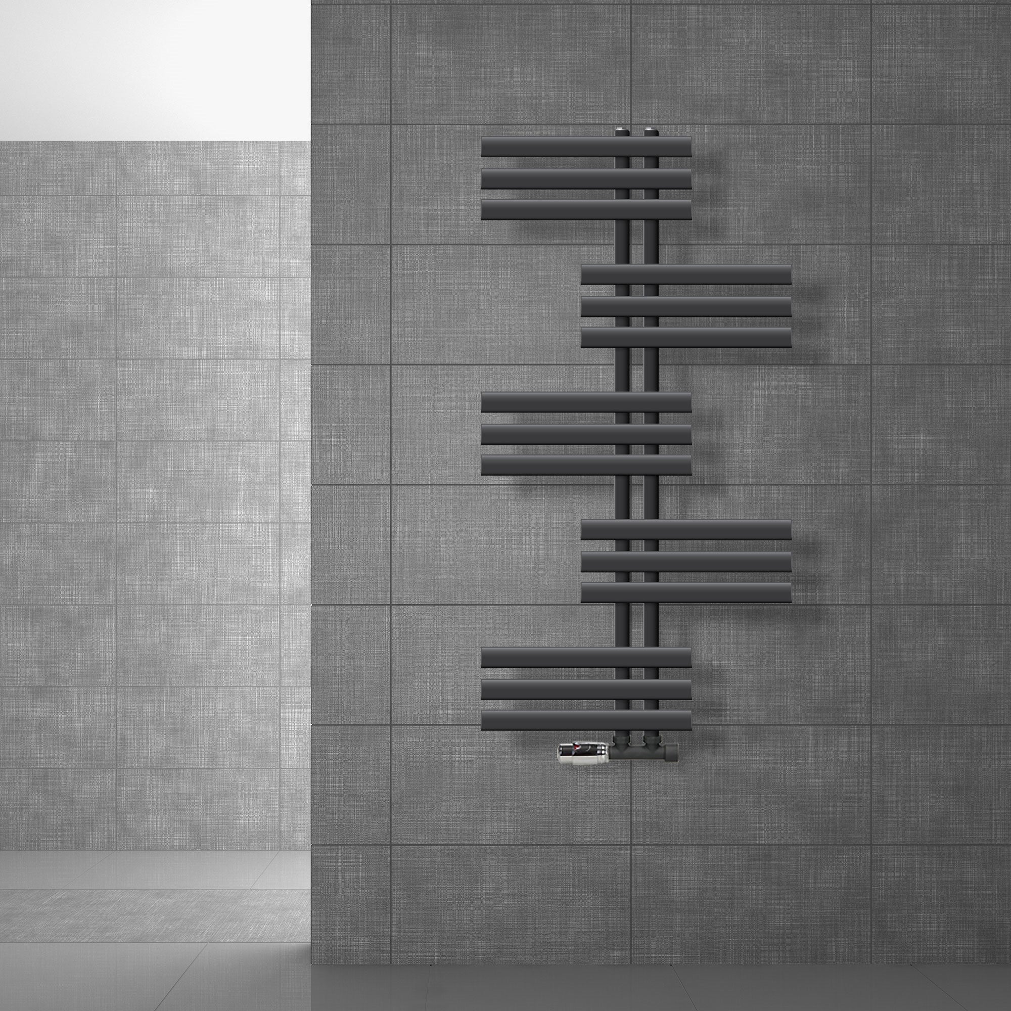 Antracietkleurige handdoekradiator aan een muur.