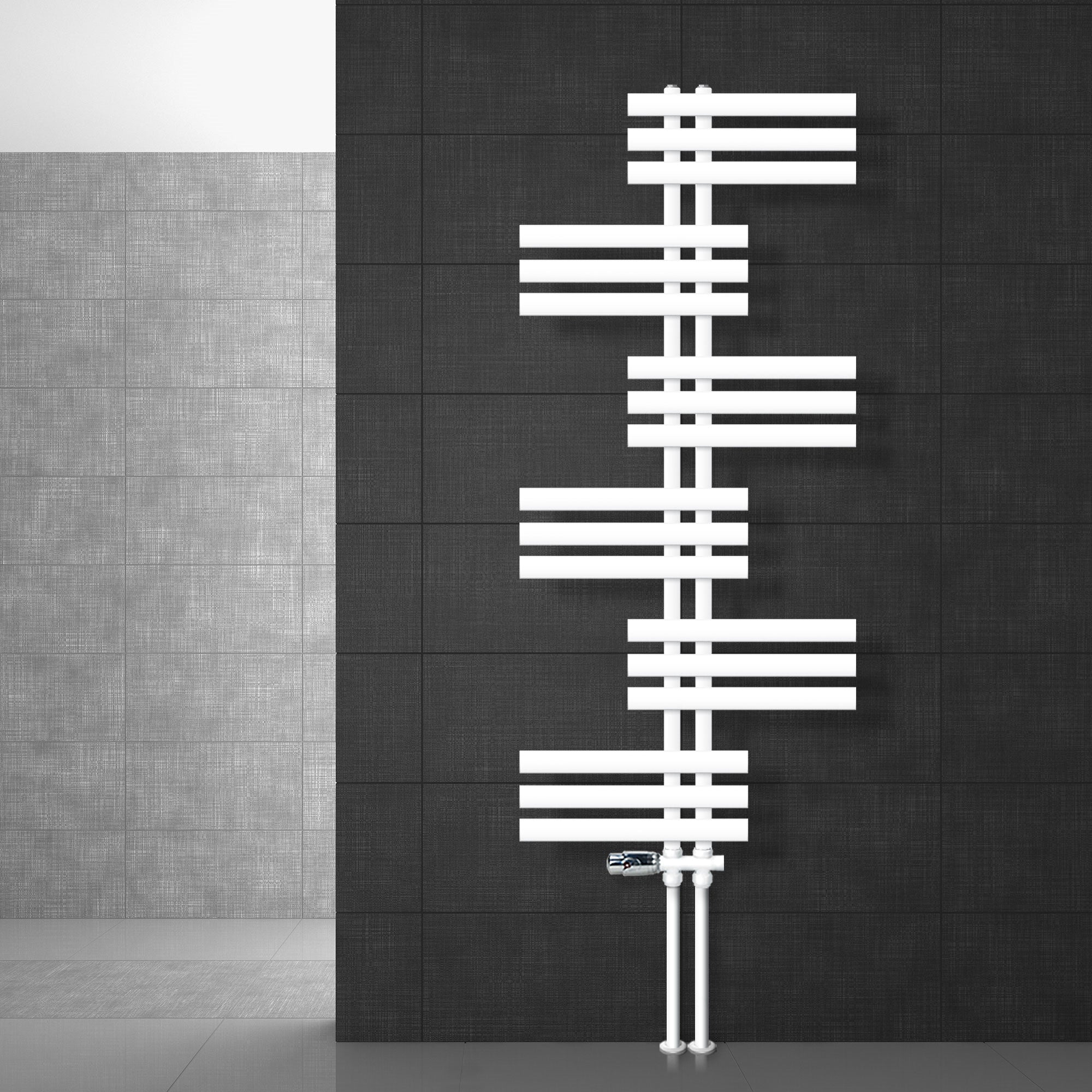 Witte radiator met horizontale en verticale elementen aan een muur.