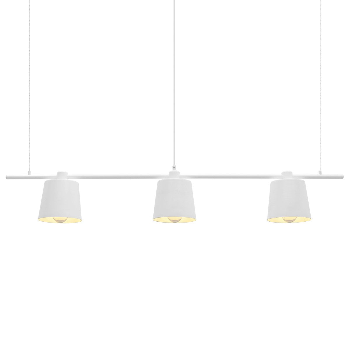 Hanglamp met drie witte lampenkappen en geel licht.