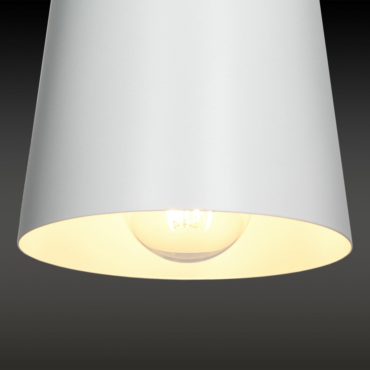 Witte lampenkap met zichtbaar licht van de gloeilamp.