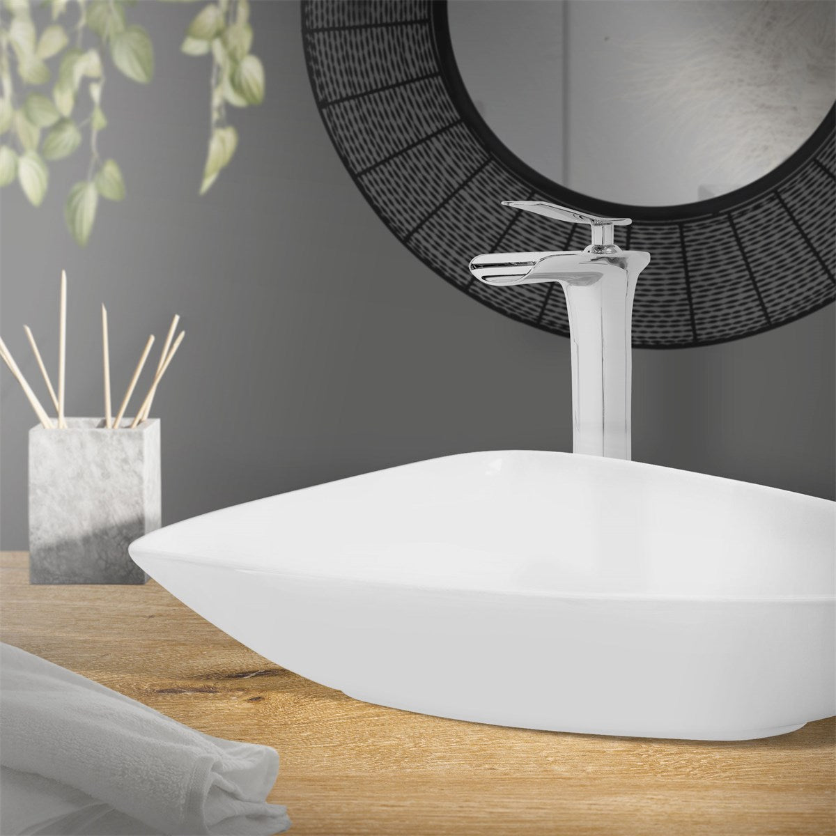 Waschbecken auf einem Holztisch mit Wasserhahn und Spiegel im Hintergrund.