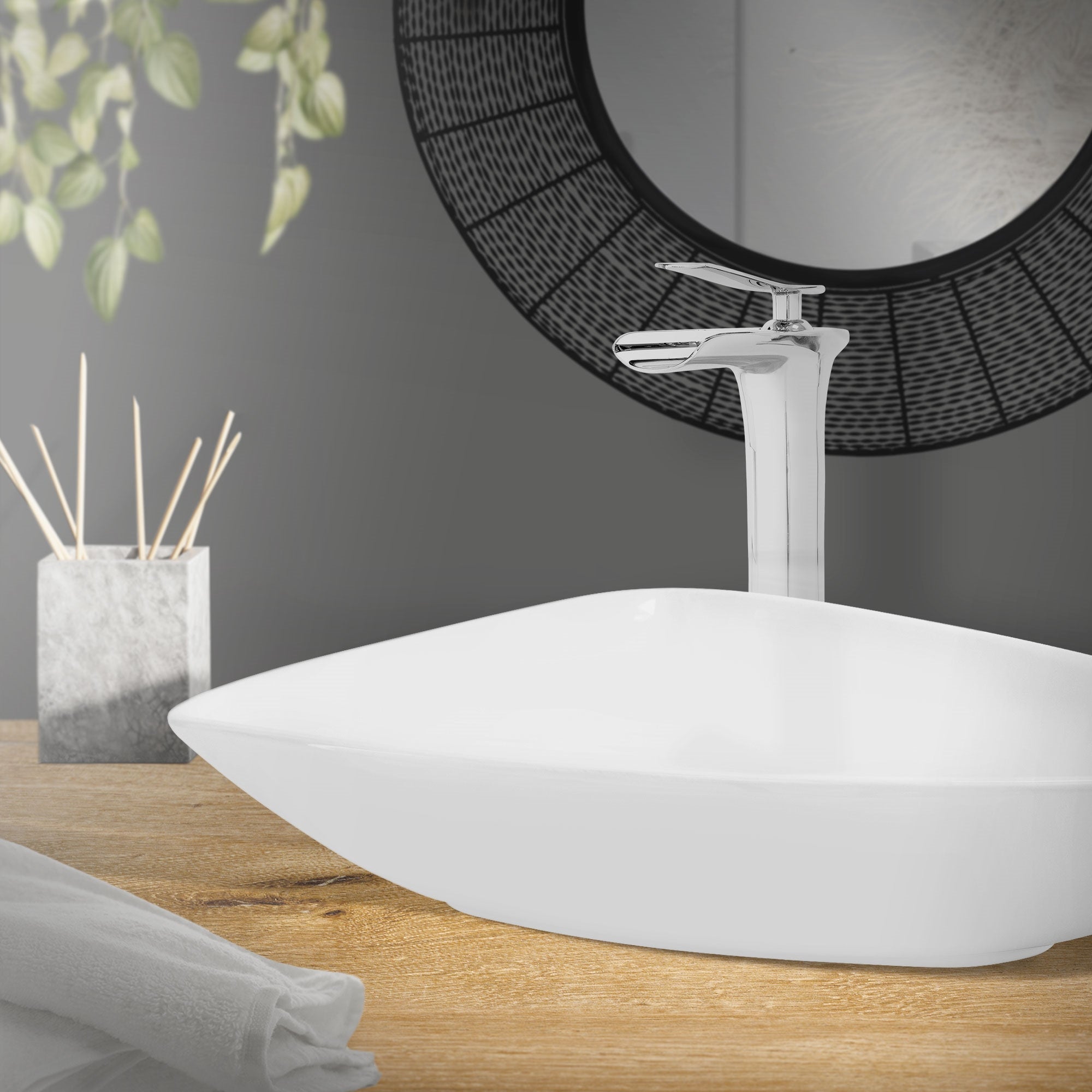 Waschbecken auf einem Holztisch mit Wasserhahn und Spiegel im Hintergrund.