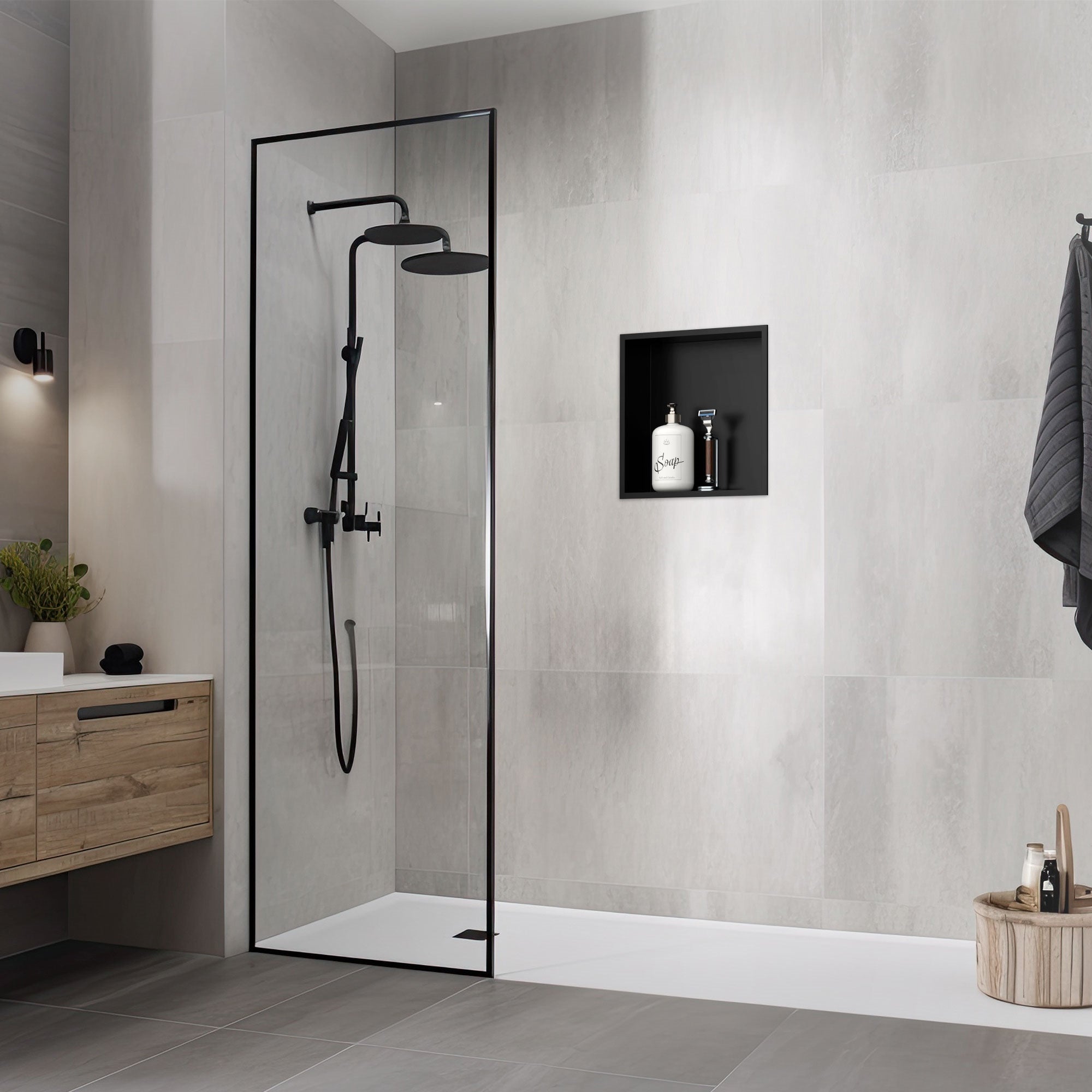 Moderne Dusche mit schwarzem Duschkopf und Nische in grauen Fliesen.