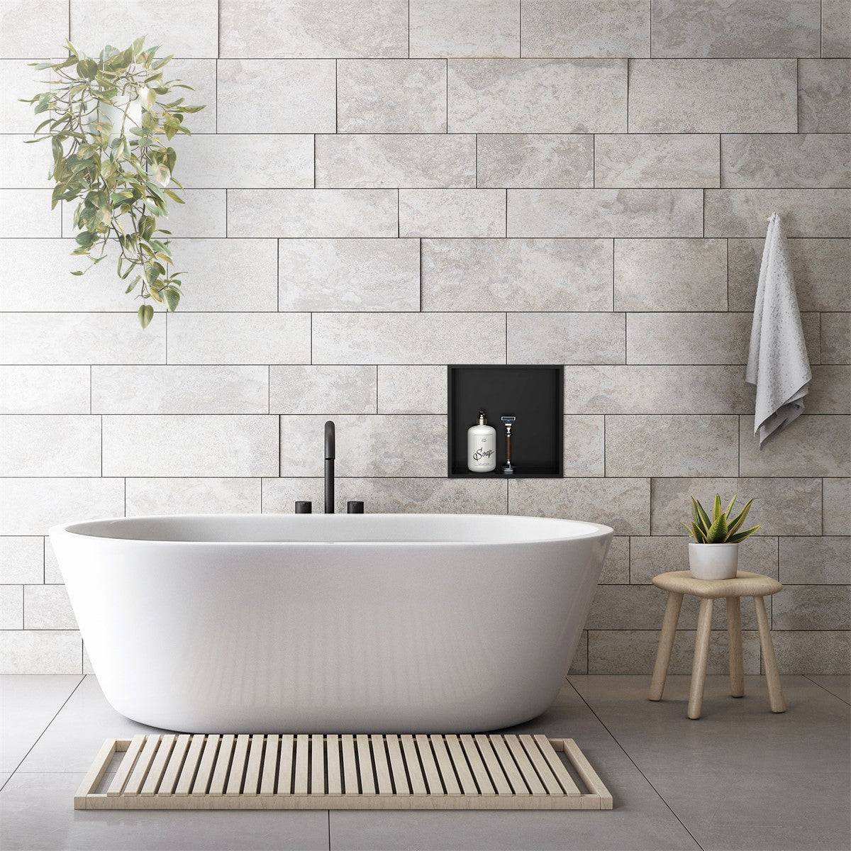 Baignoire blanche devant un mur clair avec une étagère pour les produits de soin.