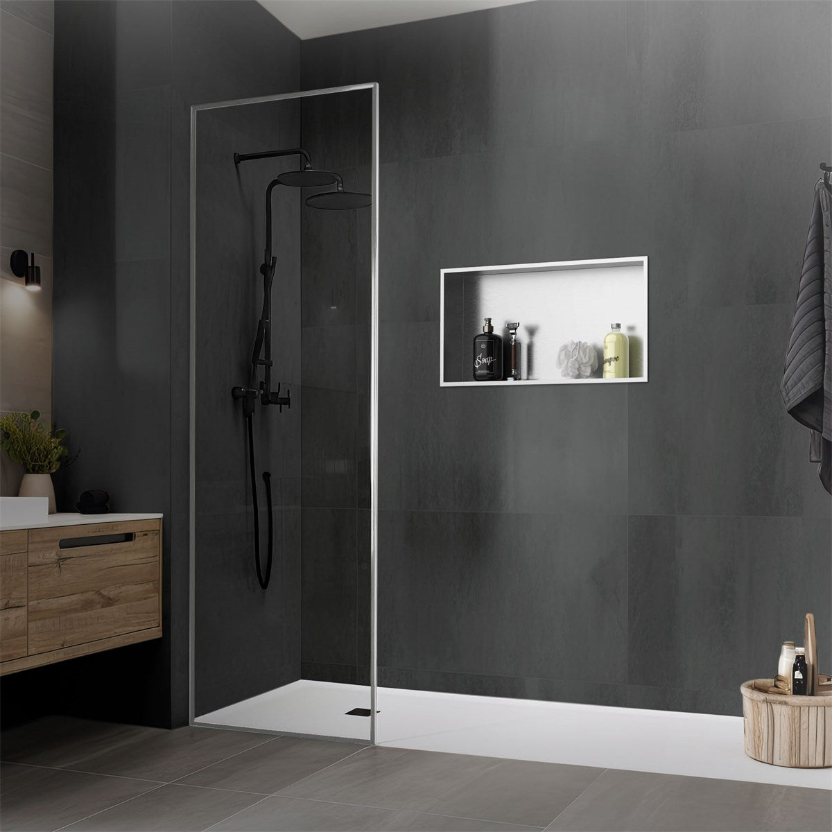 Moderne Dusche mit schwarzer Wand und Glasabtrennung, Regal mit Pflegeprodukten.