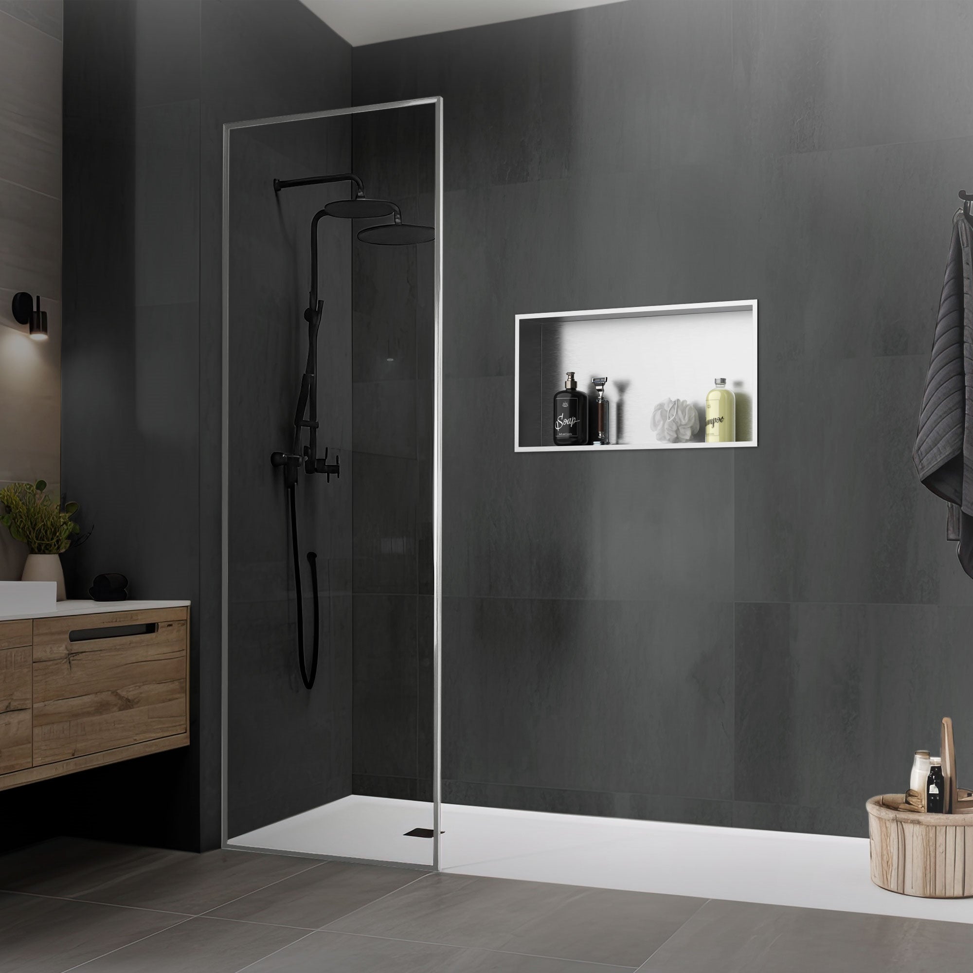 Moderne Dusche mit schwarzer Wand und Glasabtrennung, Regal mit Pflegeprodukten.