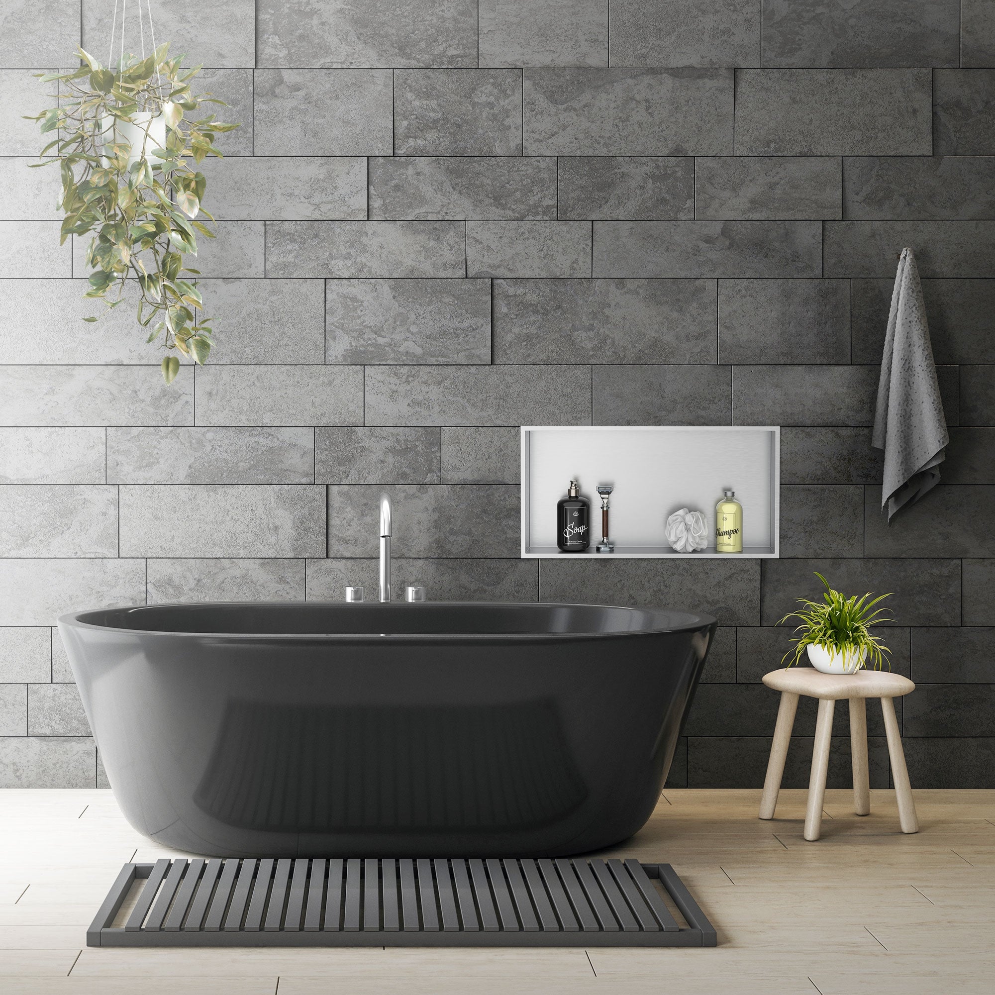 Badewanne in Schwarz mit Wandnische und Pflegeprodukten.