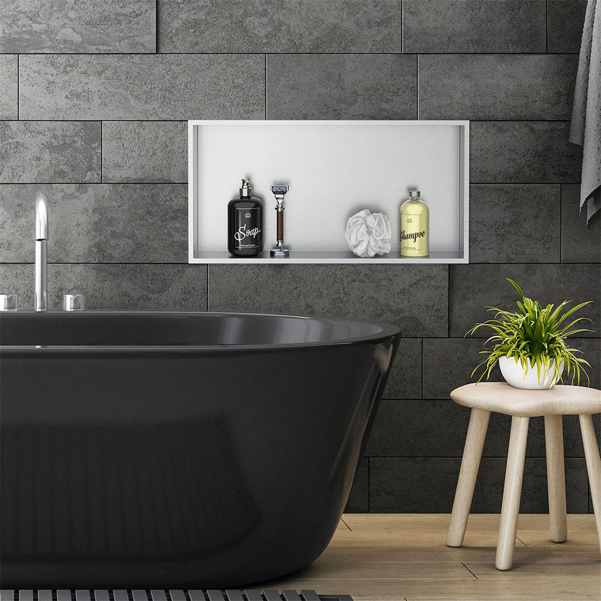 Schwarze Badewanne vor einer Steinwand mit einem Regal für Pflegeprodukte.