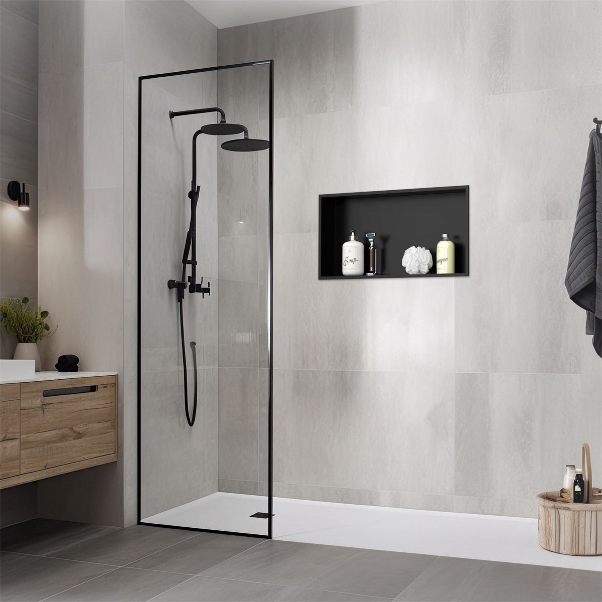 Douche avec robinetterie noire et niche murale contenant des produits de soin.