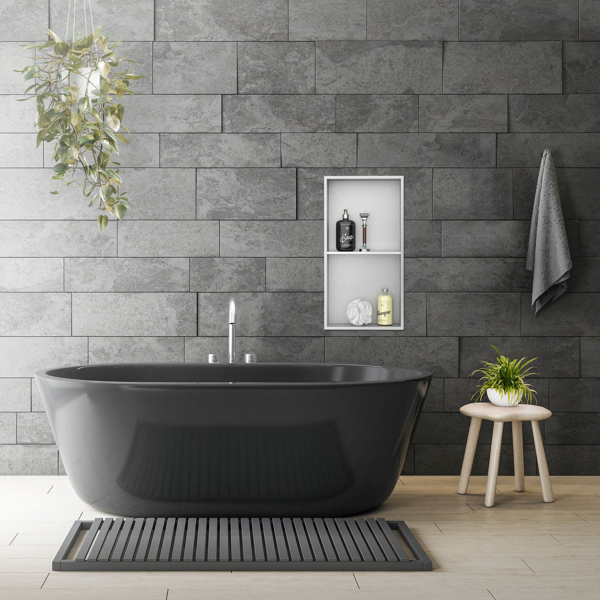 Schwarze Badewanne vor grauer Steinwand mit Pflanzen und Handtuch.