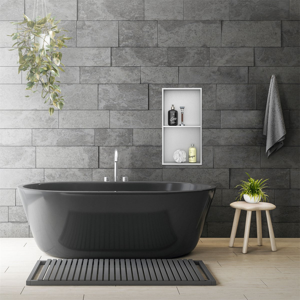 Badewanne in einem modernen Raum, Regal in der Wand mit Flaschen, Pflanzen und Handtuch.