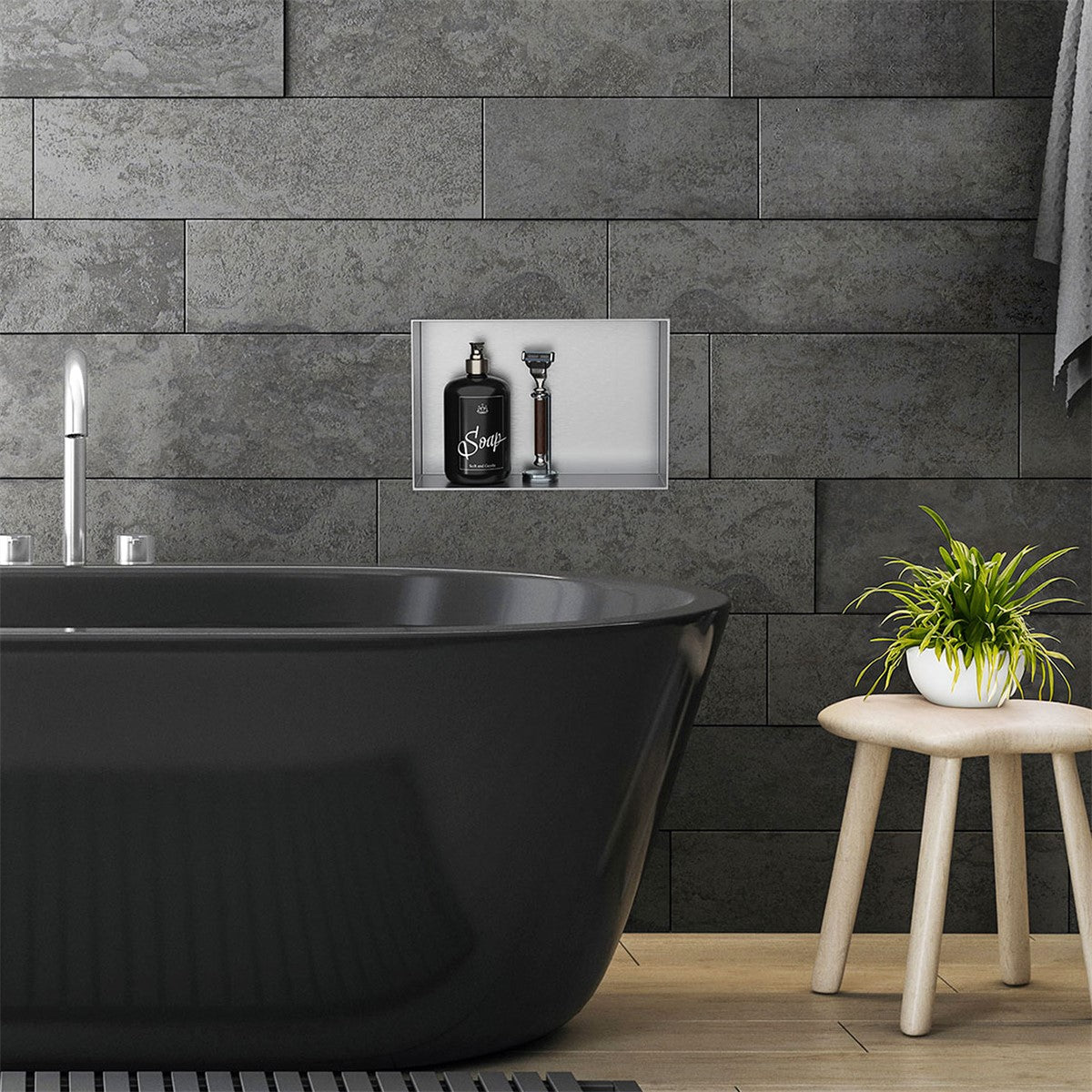 Schwarze Badewanne vor einer dunklen Steinwand mit Pflanzen und Duschzubehör.