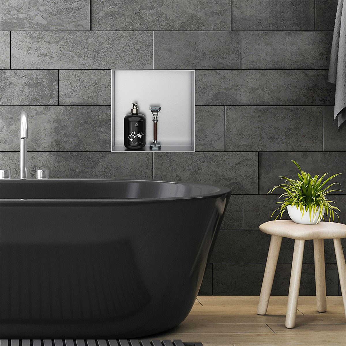 Schwarze Wandnische mit Pflegeprodukten neben einer Badewanne.