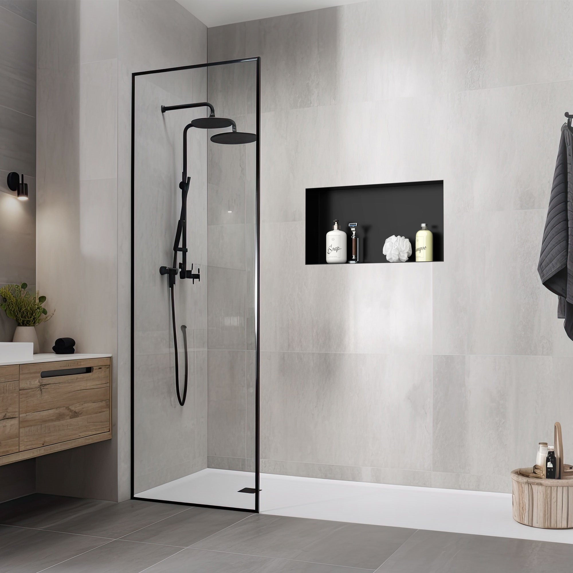 Moderne Dusche mit schwarzem Duschkopf und Nische für Pflegeprodukte.