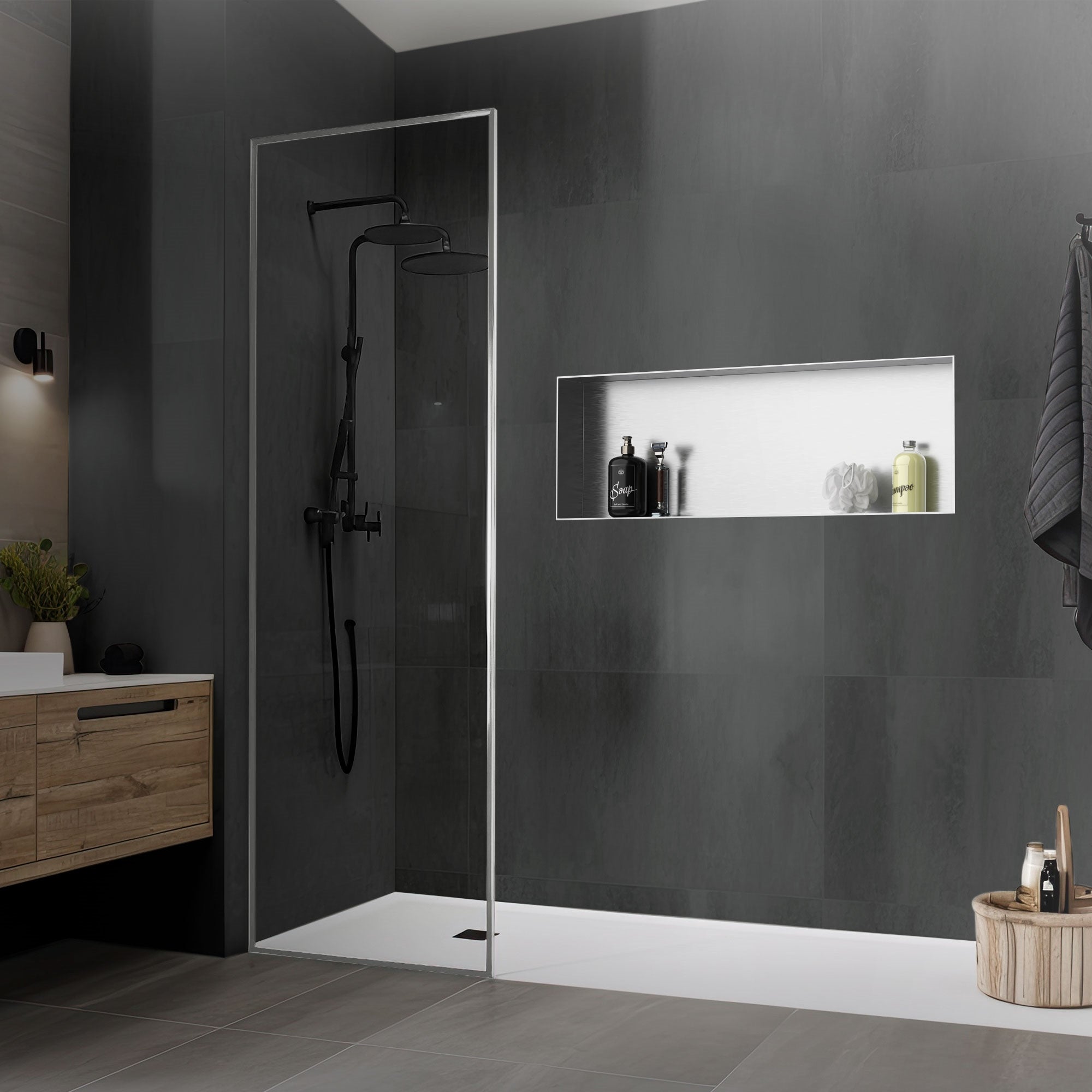 Moderne Dusche mit schwarzem Duschkopf und Wandregal in einem Badezimmer.