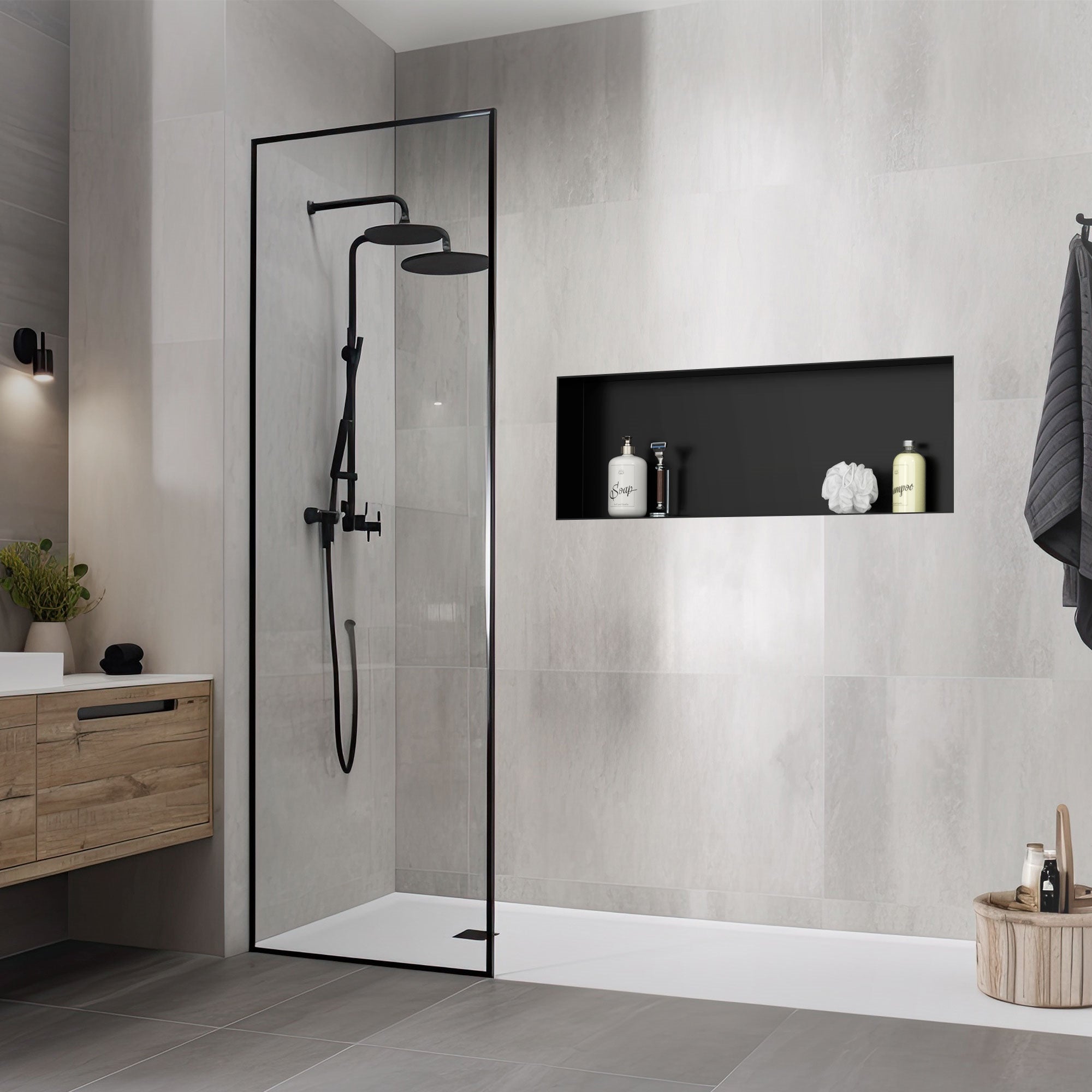 Moderne Dusche mit schwarzem Wandregal, gefüllt mit Pflegeprodukten.