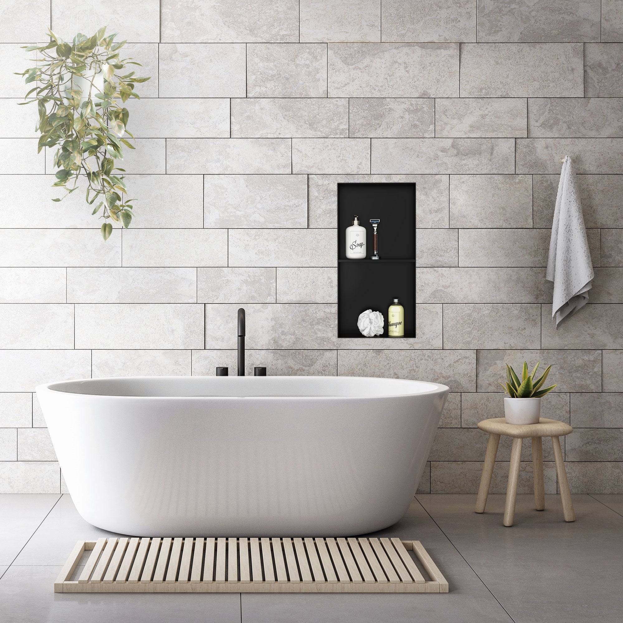 Badezimmer mit freistehender Badewanne und schwarzer Wandnische.