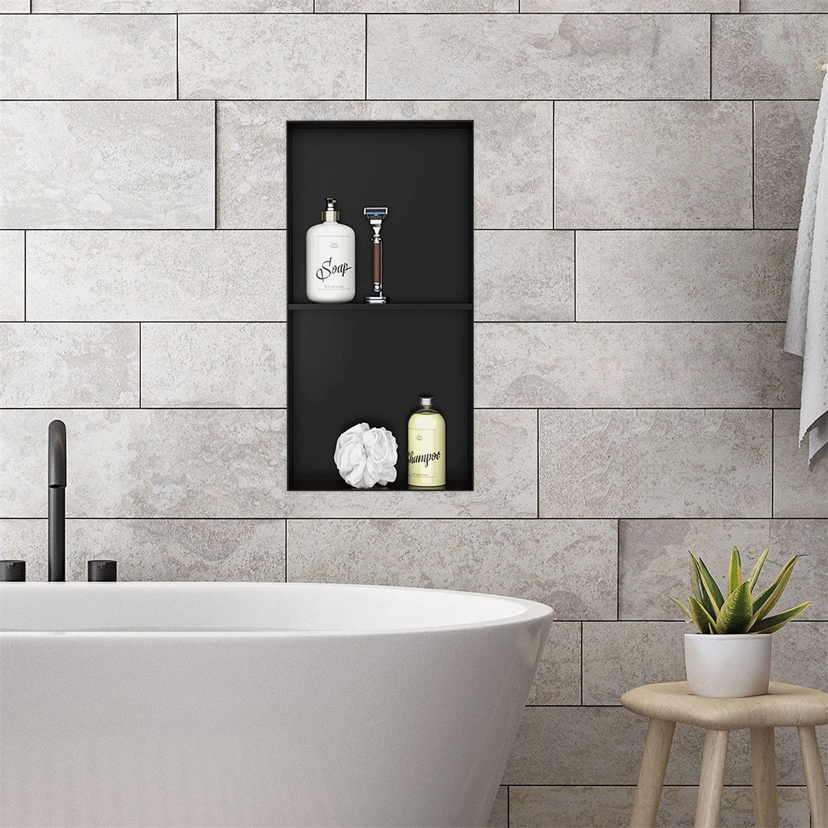 Badezimmer mit freistehender Badewanne und Wandregal für Pflegeprodukte.