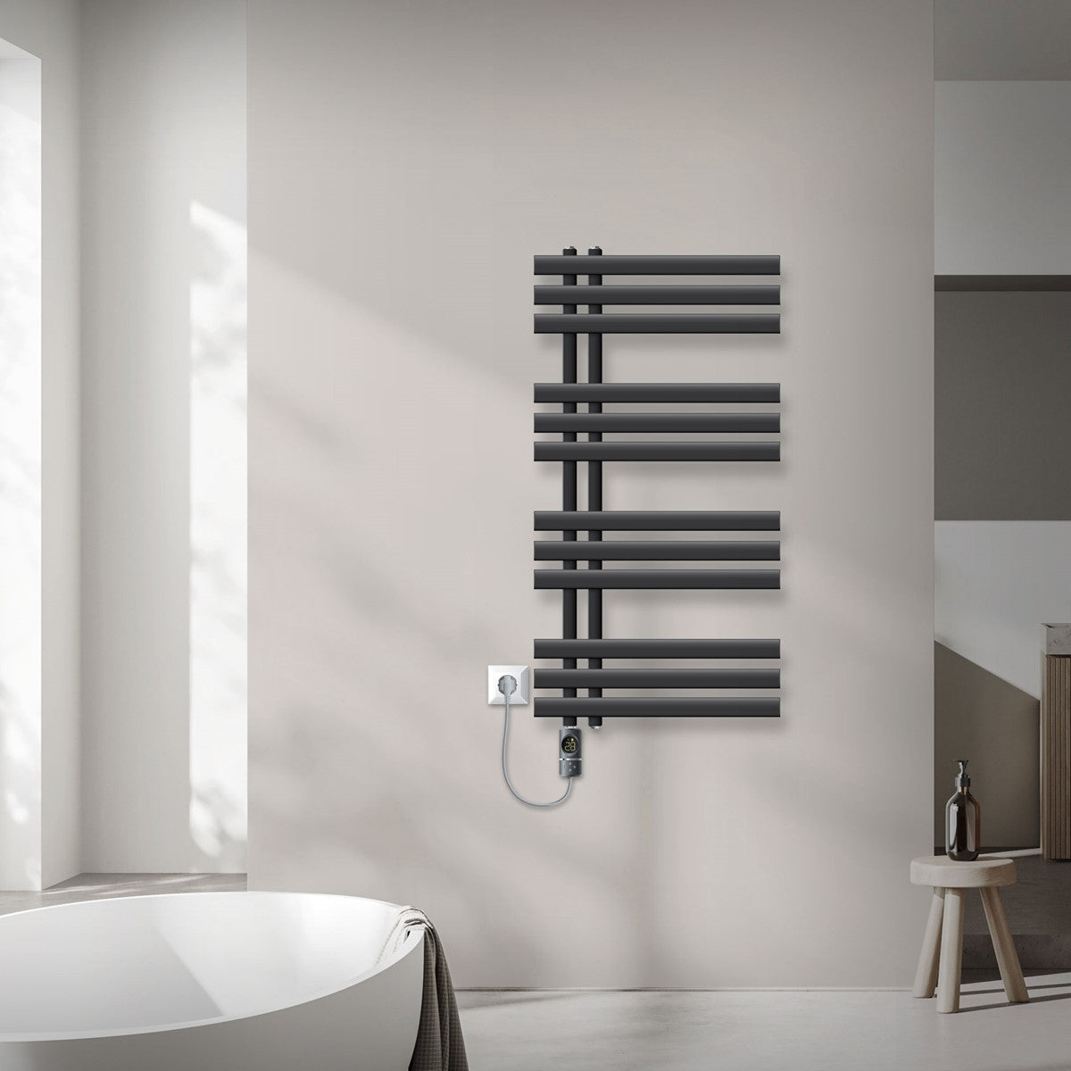 Antracietkleurige radiator aan de muur, afmetingen 500 × 1000 mm, met stopcontact.