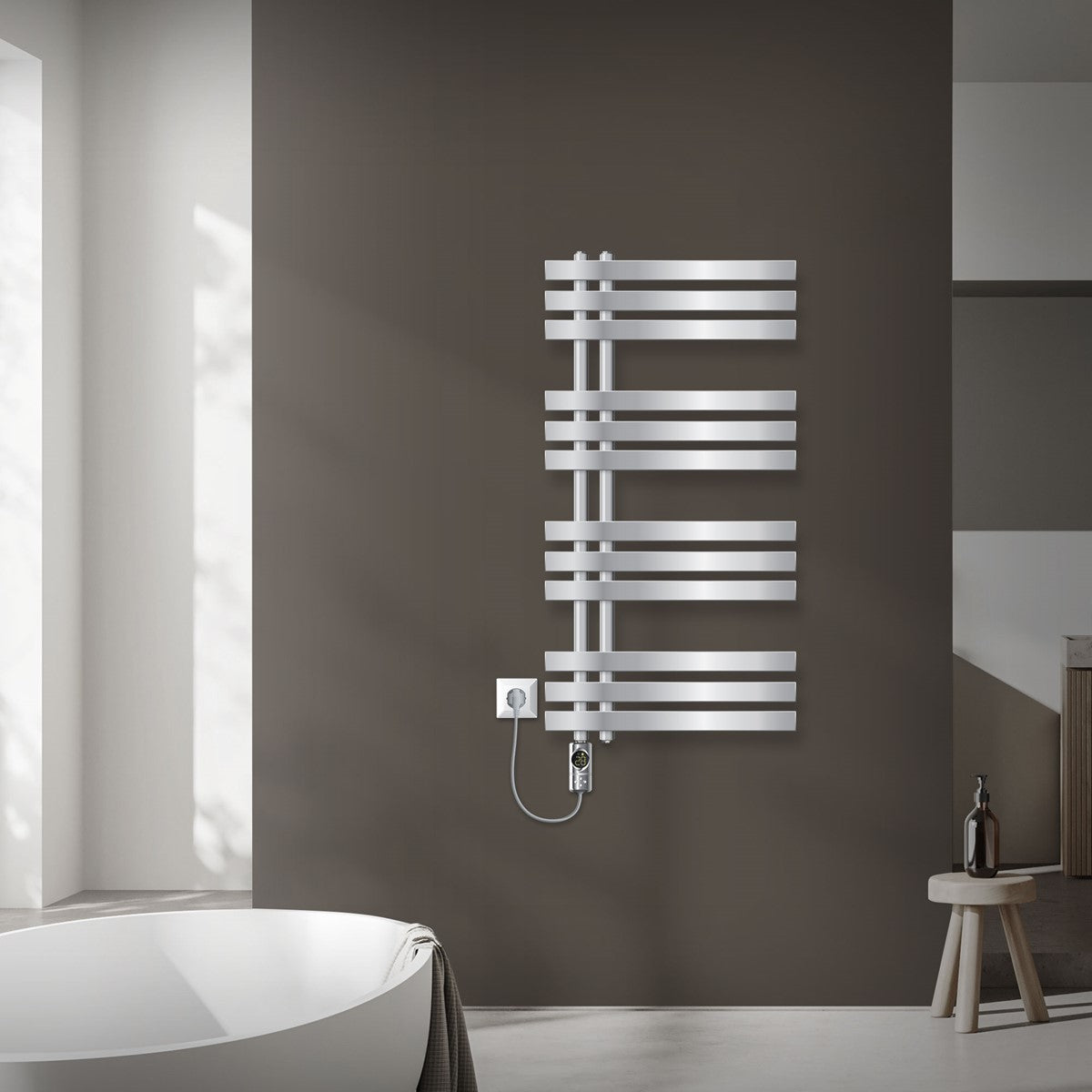 Een radiator in chroom, gemonteerd aan een muur in een moderne badkamer.