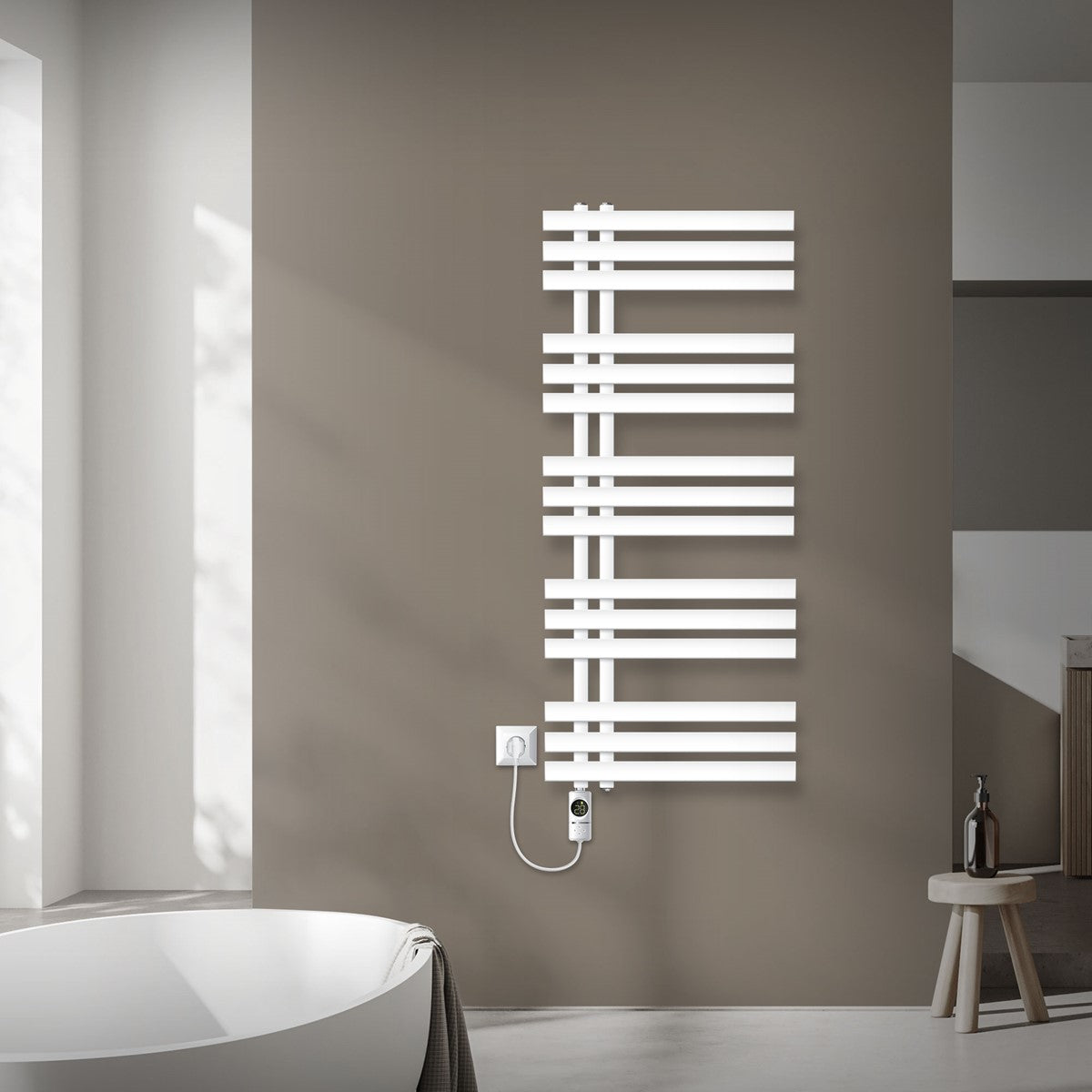 Witte handdoekradiator aan een muur in een badkamer.