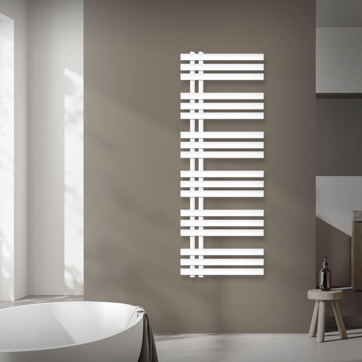 Weißer Heizkörper an einer Wand, minimalistische Gestal