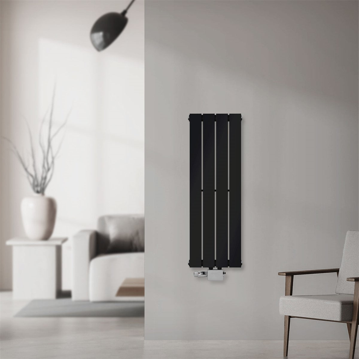 Painel de radiador preto numa parede de uma divisão.