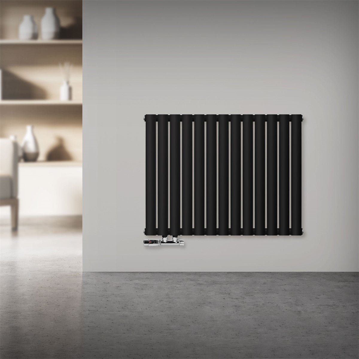 Schwarzer Heizkörper an einer Wand in einem modernen Raum.