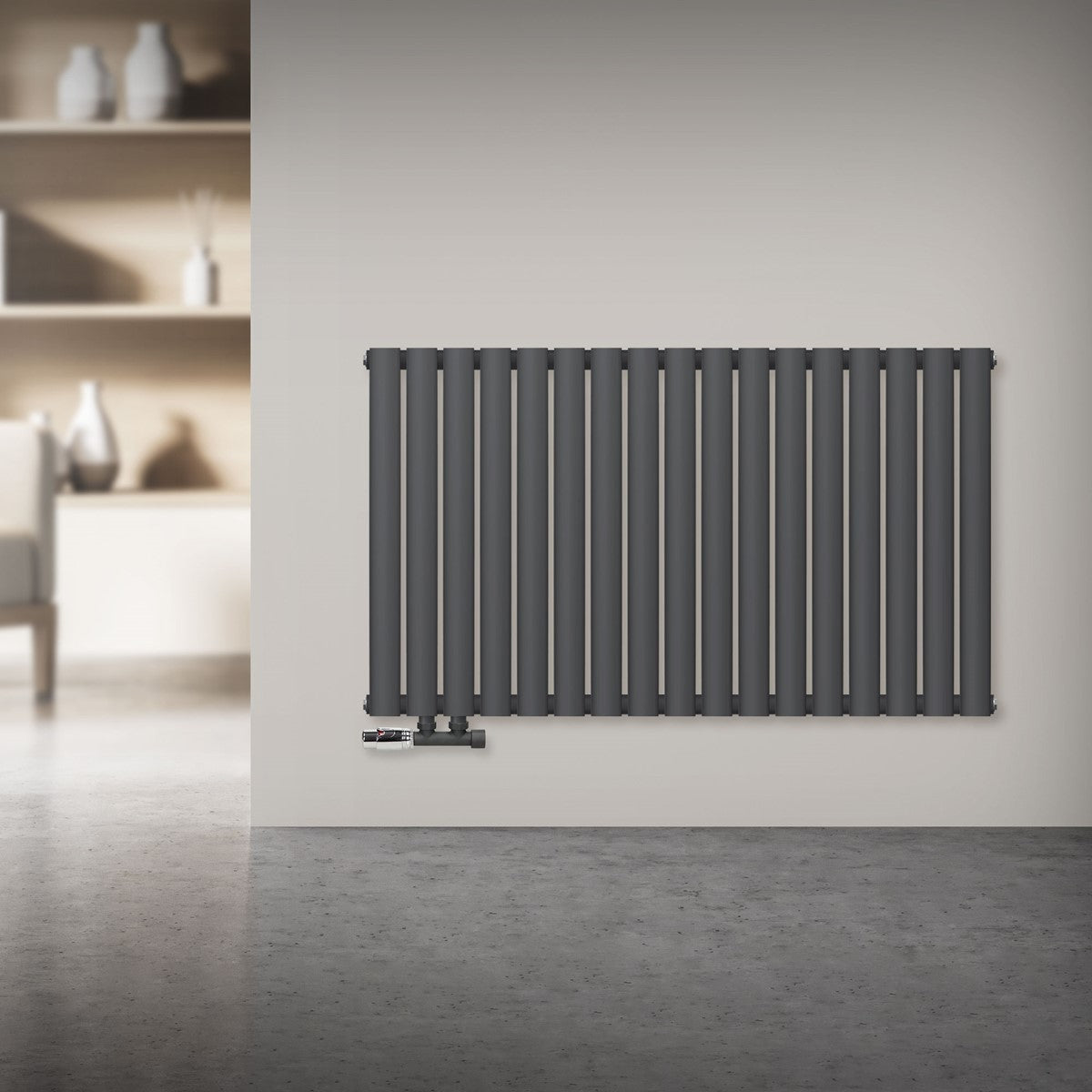 Antracietkleurige radiator aan een muur in een kamer.