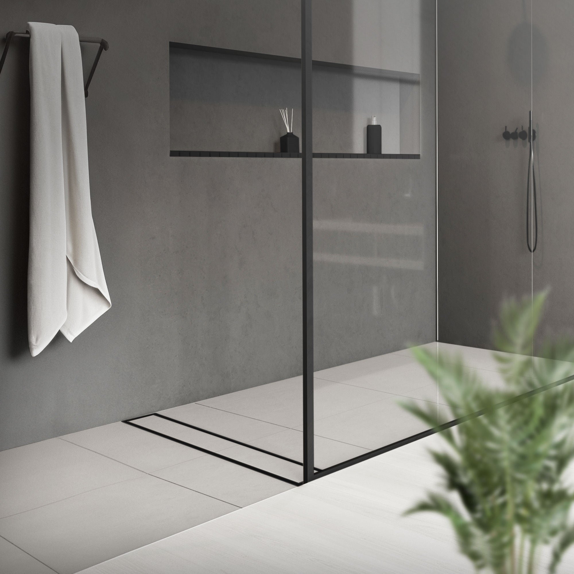 Duschbereich mit Glaswand, Handtuchhalter und Pflanzen.