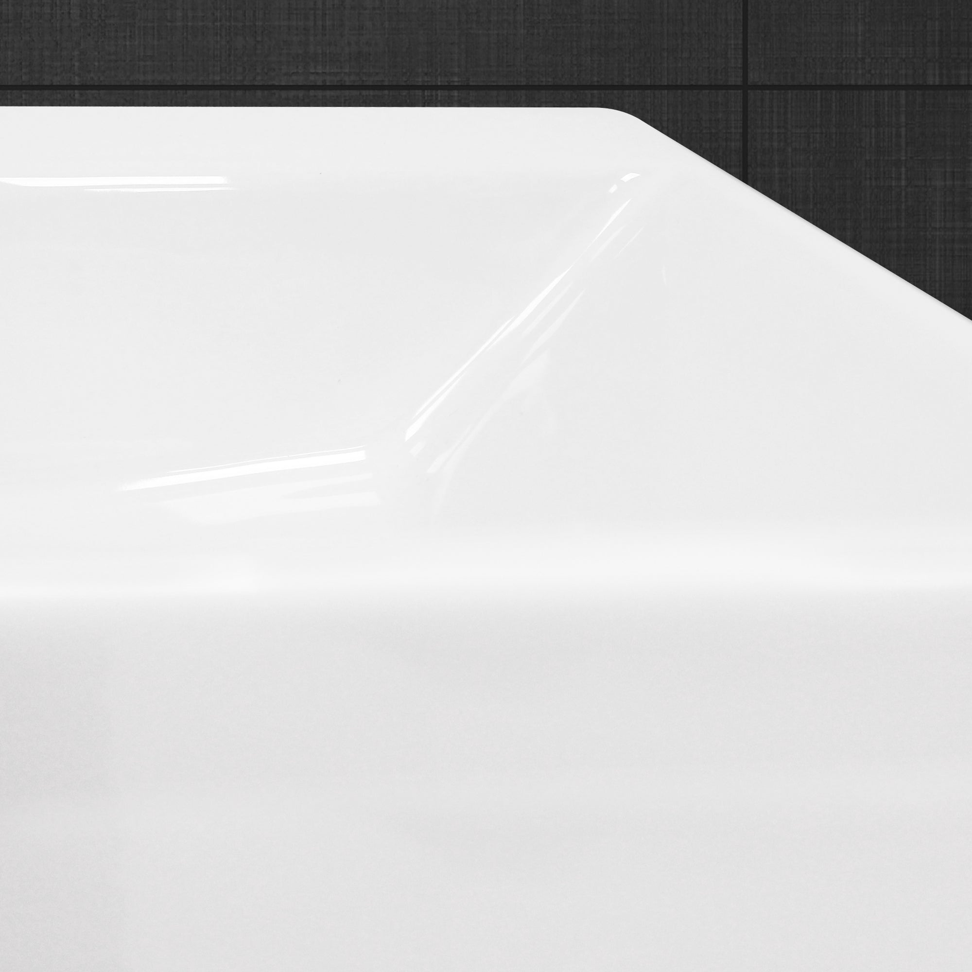 Ein Teil einer weißen Badewanne mit einem modernen, schlichten Design.